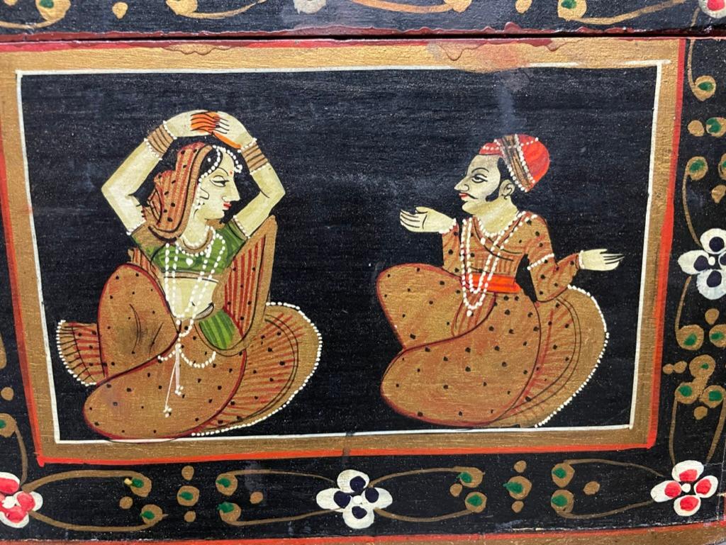 Boîte décorative anglo-indienne avec figures de danseurs peintes en vente 7