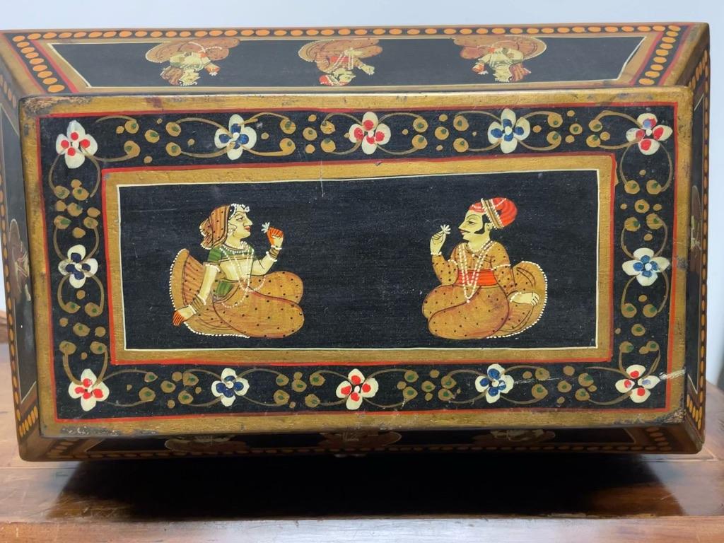 Boîte décorative anglo-indienne avec figures de danseurs peintes en vente 8
