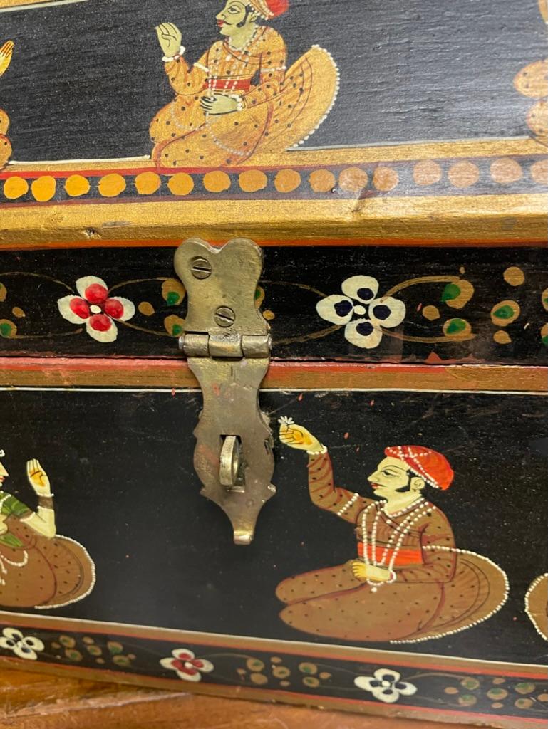 Boîte décorative anglo-indienne avec figures de danseurs peintes en vente 10