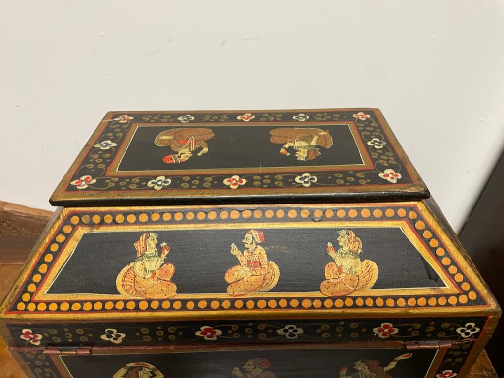 Boîte décorative anglo-indienne avec figures de danseurs peintes en vente 12