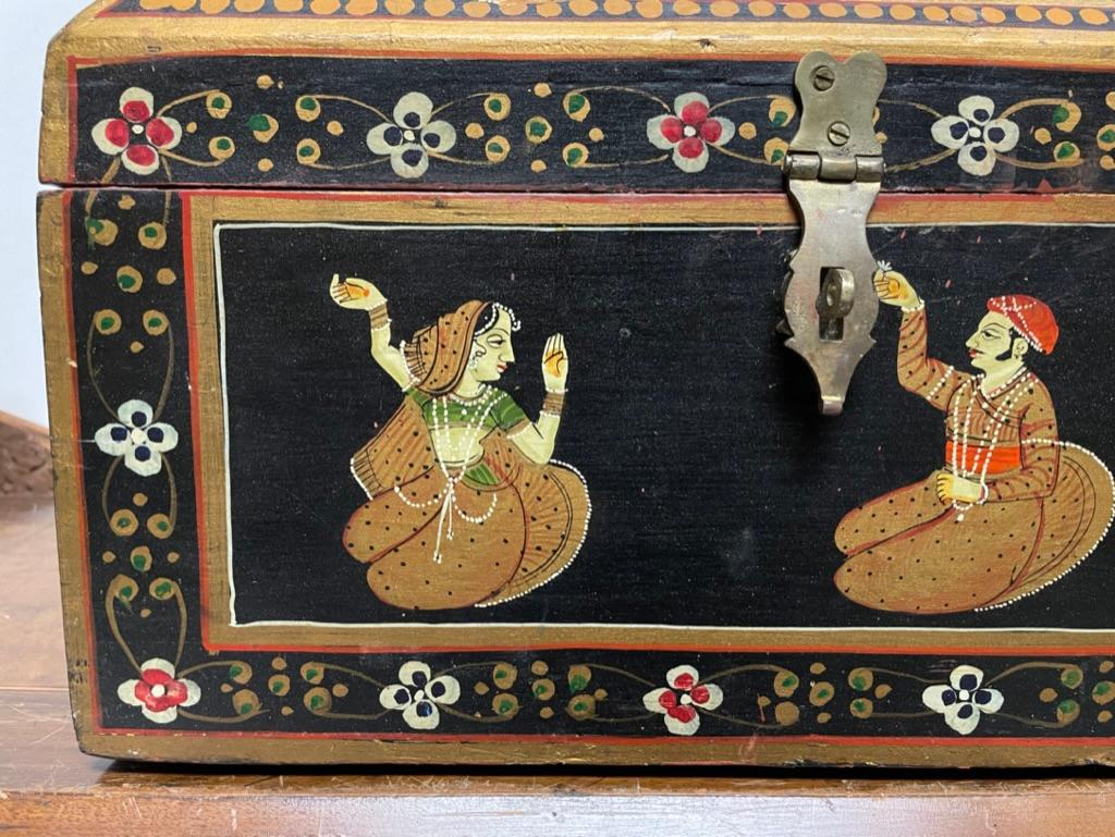 Peint à la main Boîte décorative anglo-indienne avec figures de danseurs peintes en vente