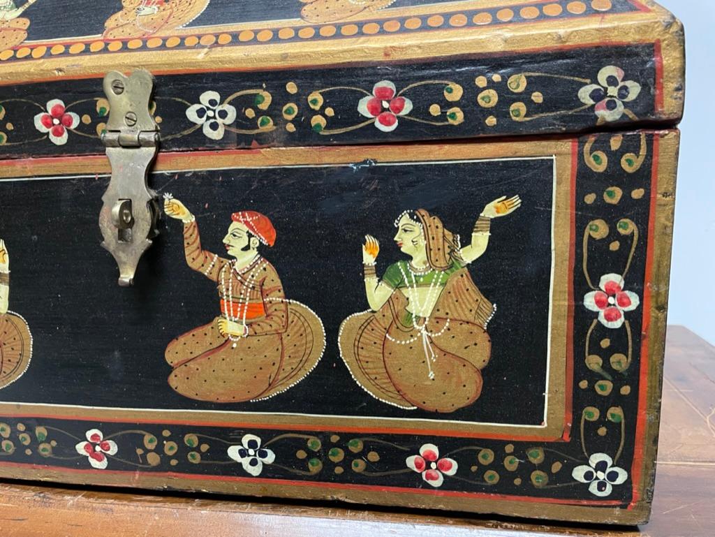 Boîte décorative anglo-indienne avec figures de danseurs peintes Bon état - En vente à Stamford, CT