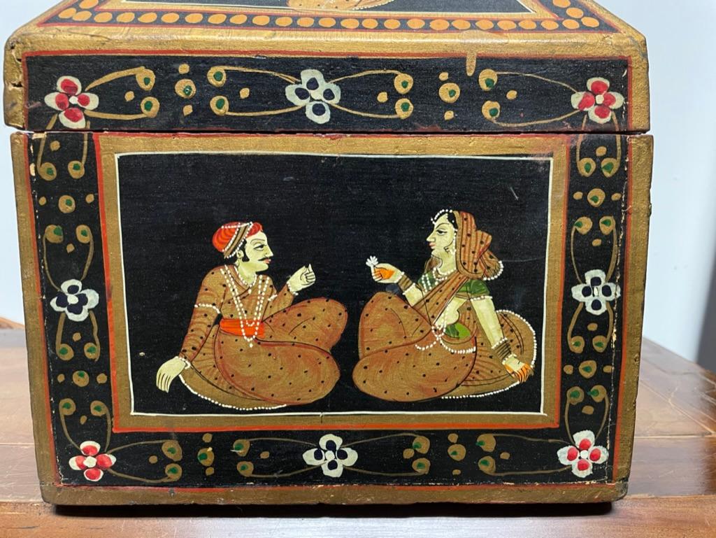 Boîte décorative anglo-indienne avec figures de danseurs peintes en vente 1