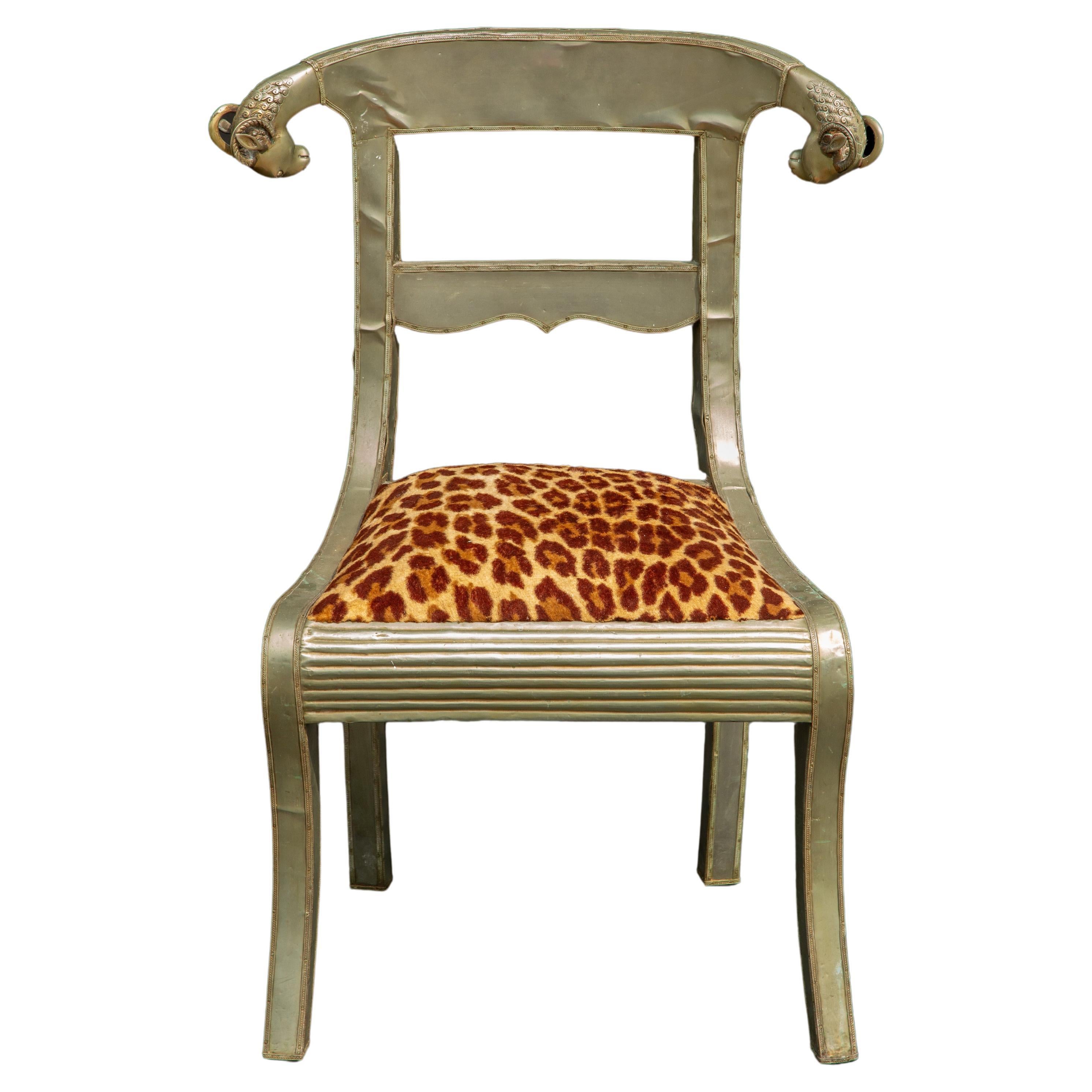 Chaise de dot anglo-indienne : A Silver Elegance avec têtes de béliers et assise en léopard