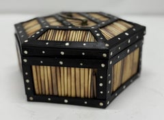 Caja hexagonal con motivo de elefante de ébano angloindio, púa de puercoespín y hueso con incrustaciones