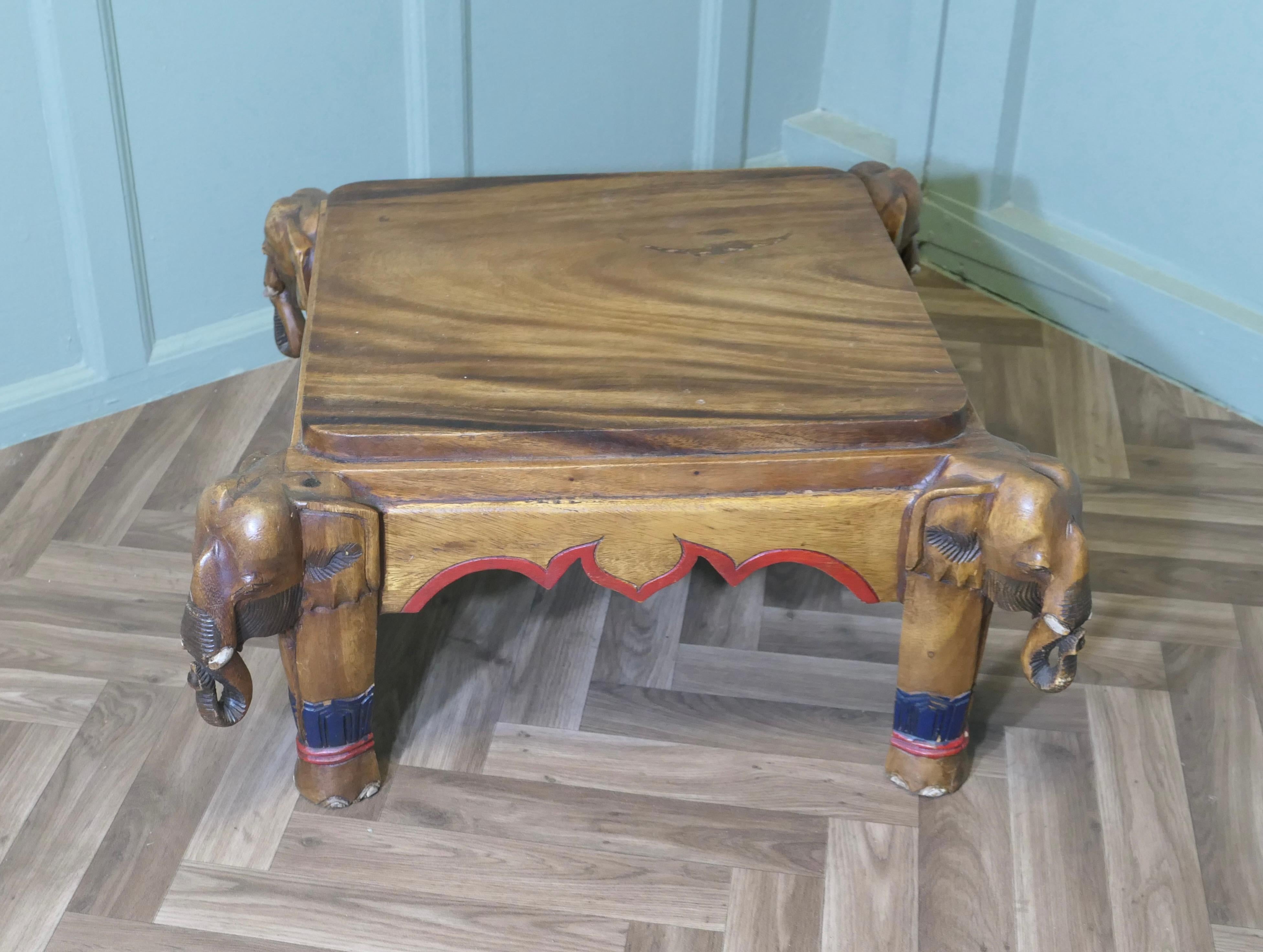 Table basse anglo-indienne éléphant


Une superbe pièce d'art populaire, la table est carrée, à chaque coin il y a le masque d'un éléphant chanceux, il y a aussi un petit détail coloré autour de la frise C'est une bonne pièce solide, faite en teck