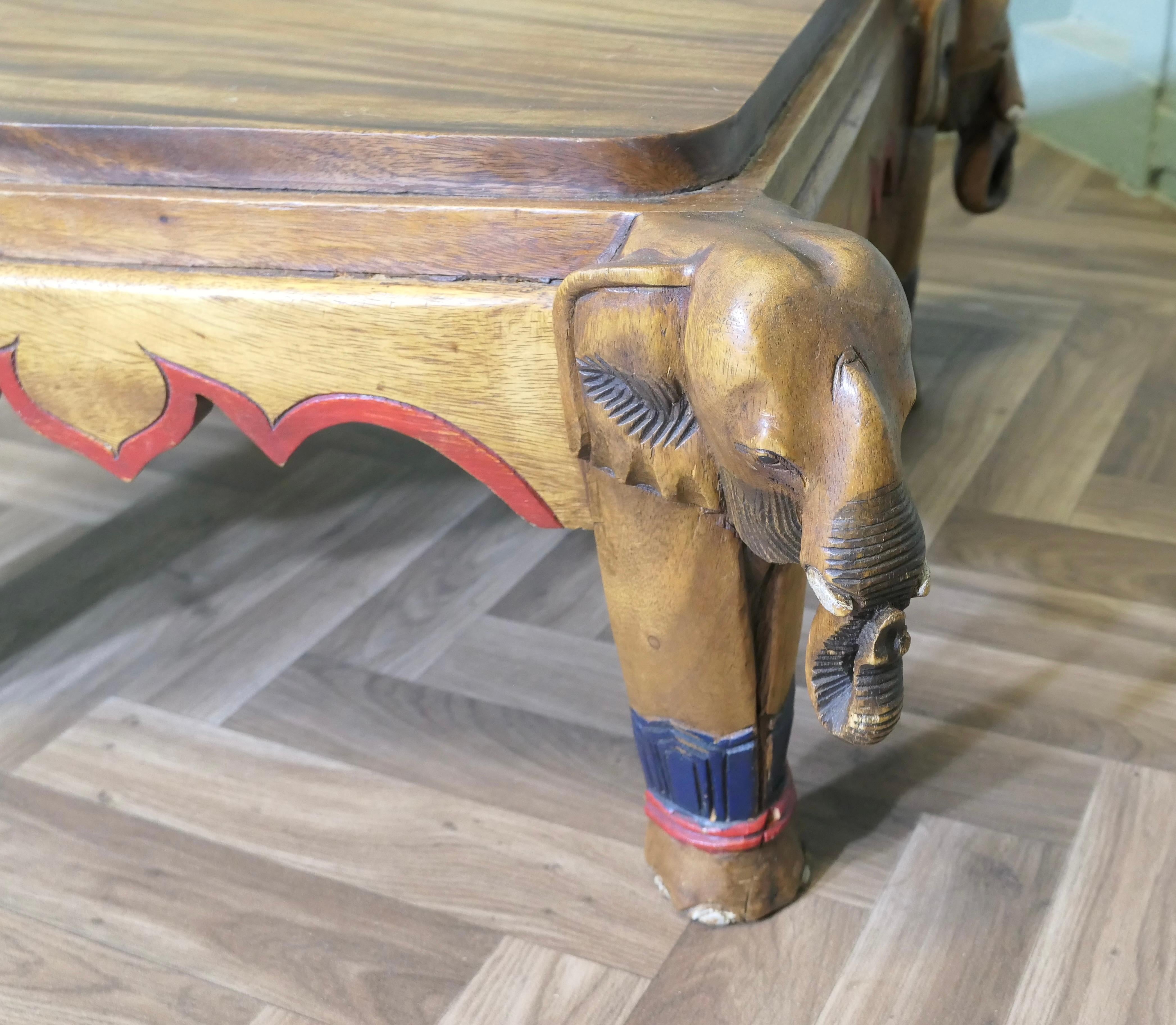 Anglo-indien Table basse anglo-indienne éléphant   Une superbe pièce d'artisanat, le tabl en vente