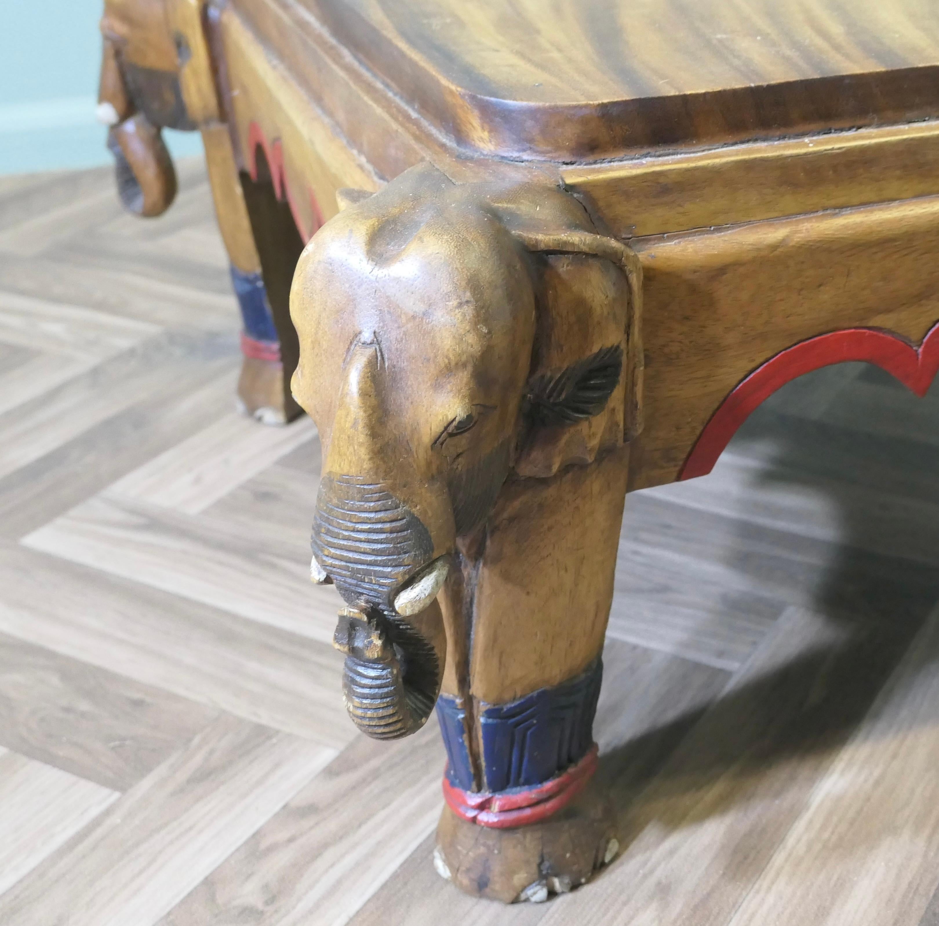Table basse anglo-indienne éléphant   Une superbe pièce d'artisanat, le tabl Bon état - En vente à Godshill, Isle of Wight