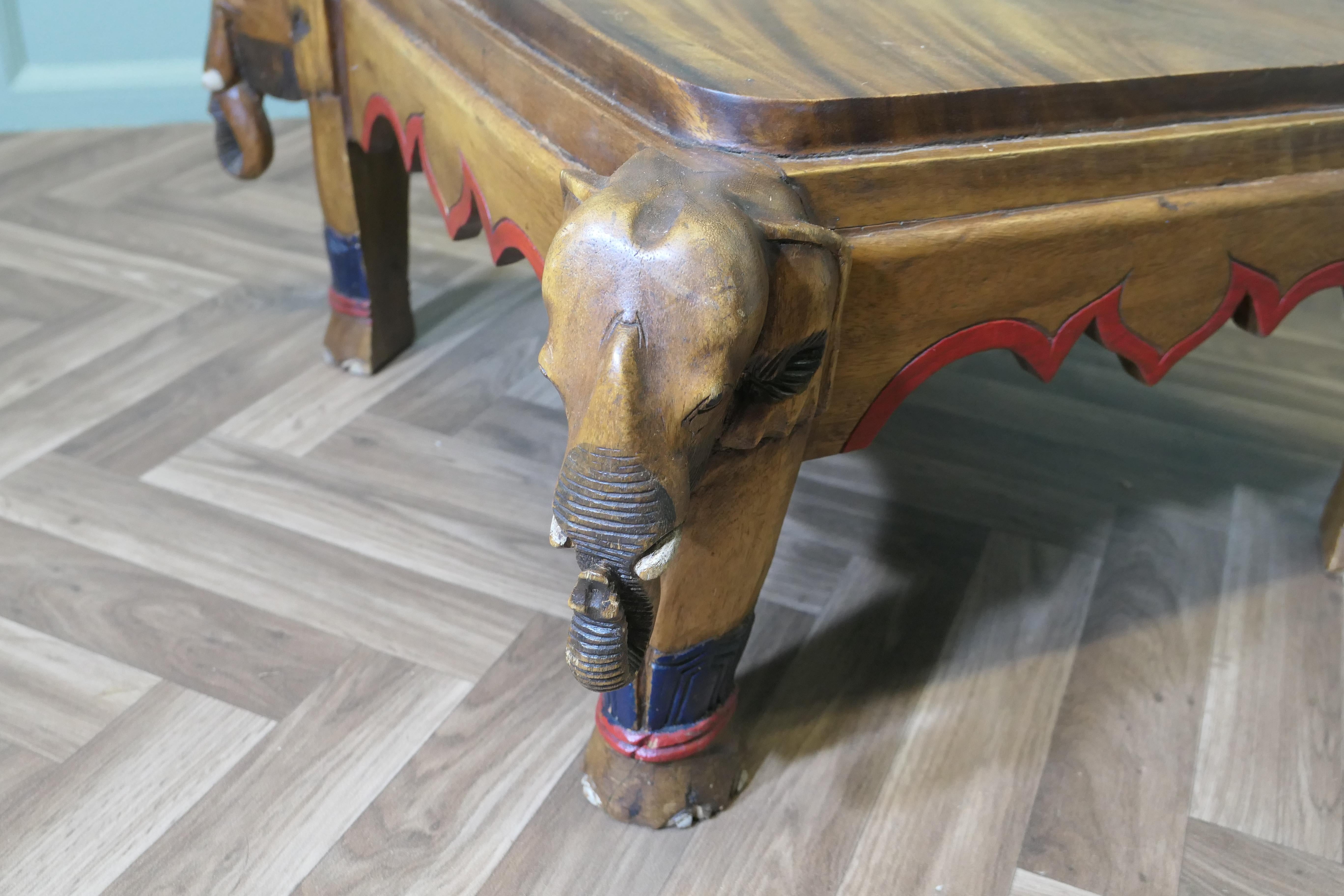 Fin du 20e siècle Table basse anglo-indienne éléphant   Une superbe pièce d'artisanat, le tabl en vente