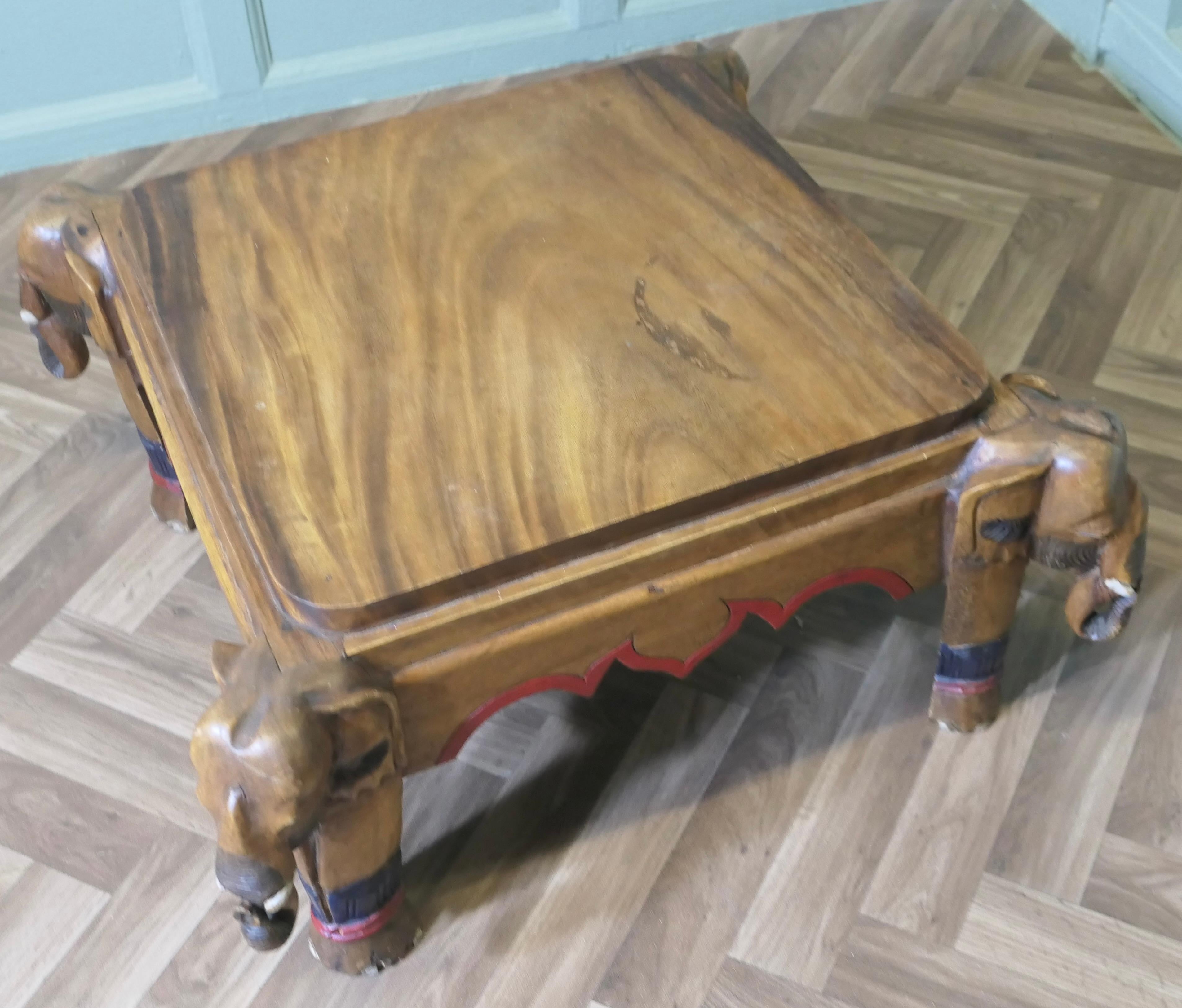 Teck Table basse anglo-indienne éléphant   Une superbe pièce d'artisanat, le tabl en vente