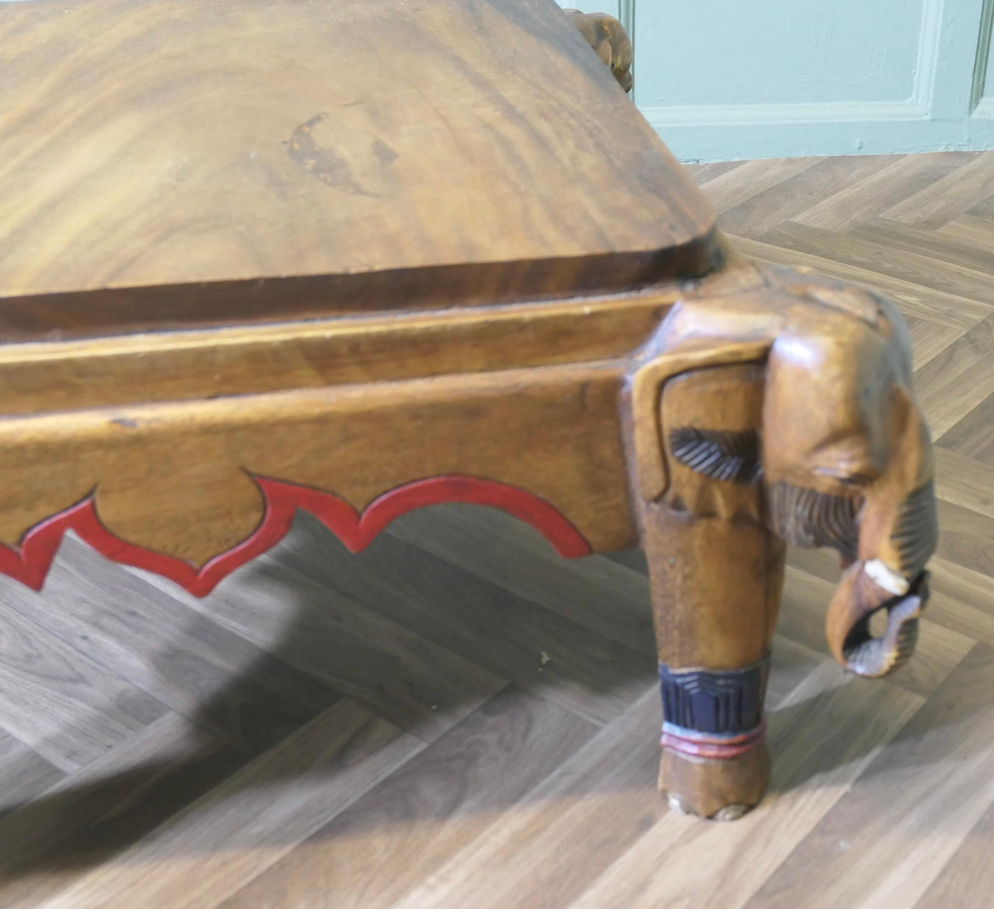 Table basse anglo-indienne éléphant   Une superbe pièce d'artisanat, le tabl en vente 1