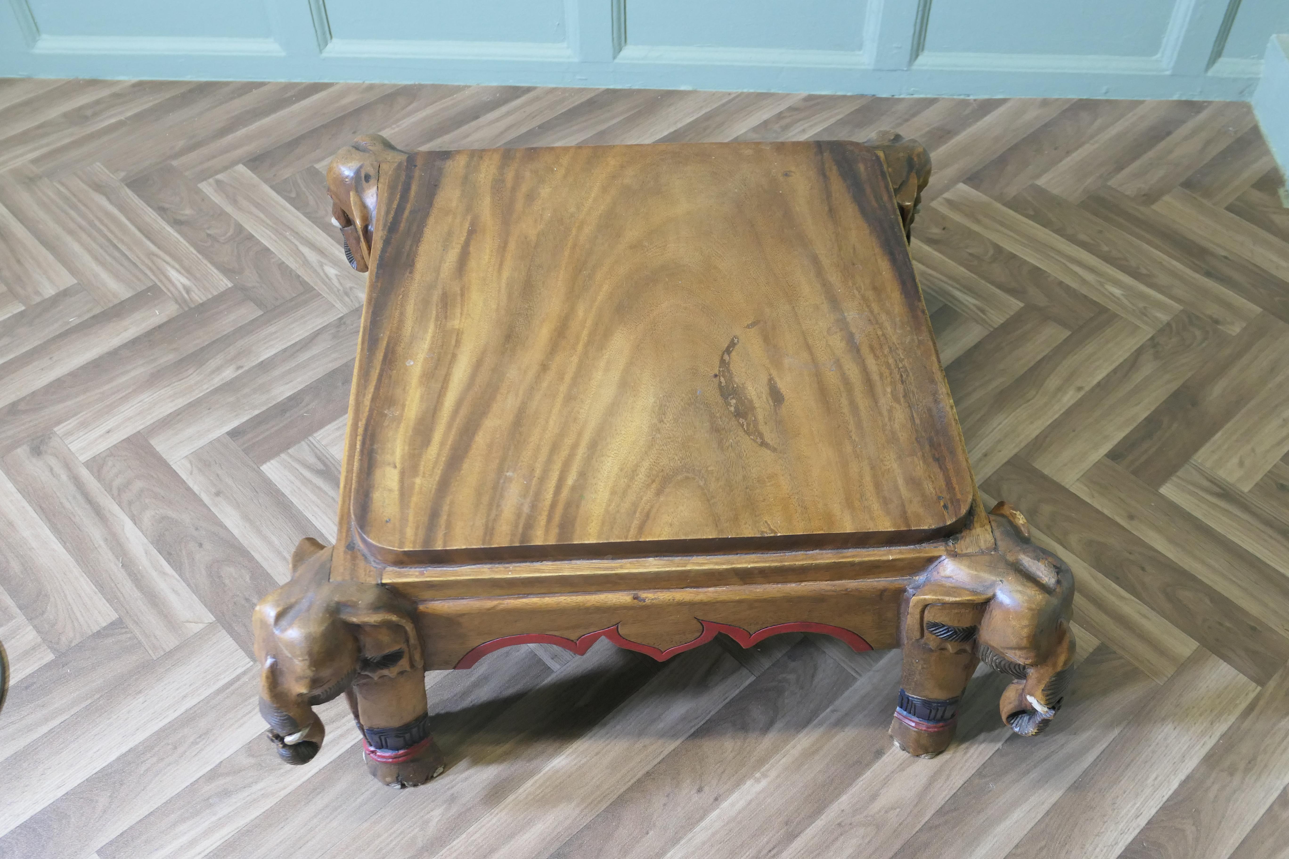 Table basse anglo-indienne éléphant   Une superbe pièce d'artisanat, le tabl en vente 2