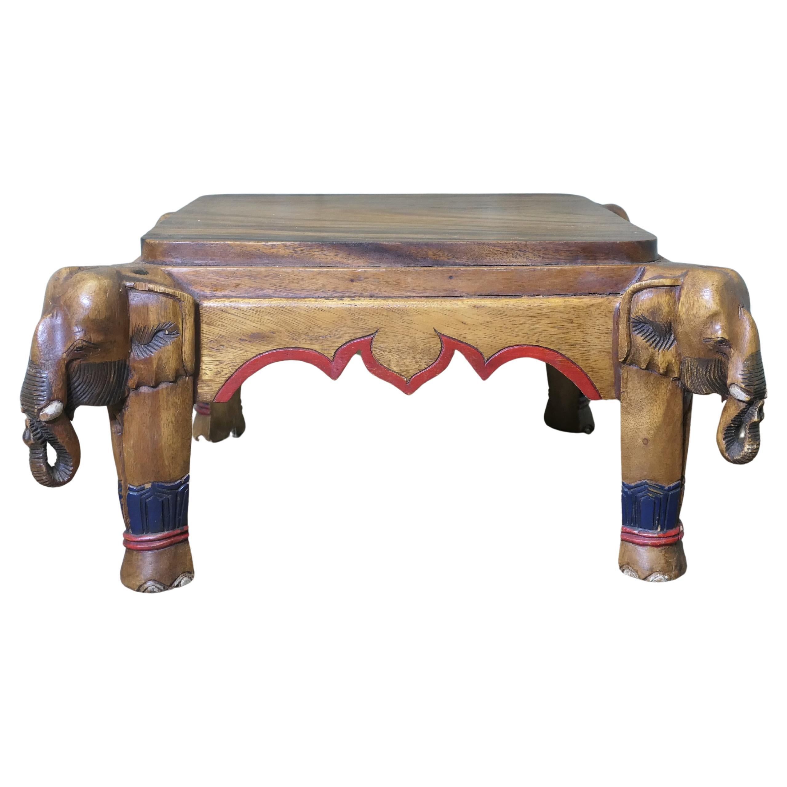 Table basse anglo-indienne éléphant   Une superbe pièce d'artisanat, le tabl en vente