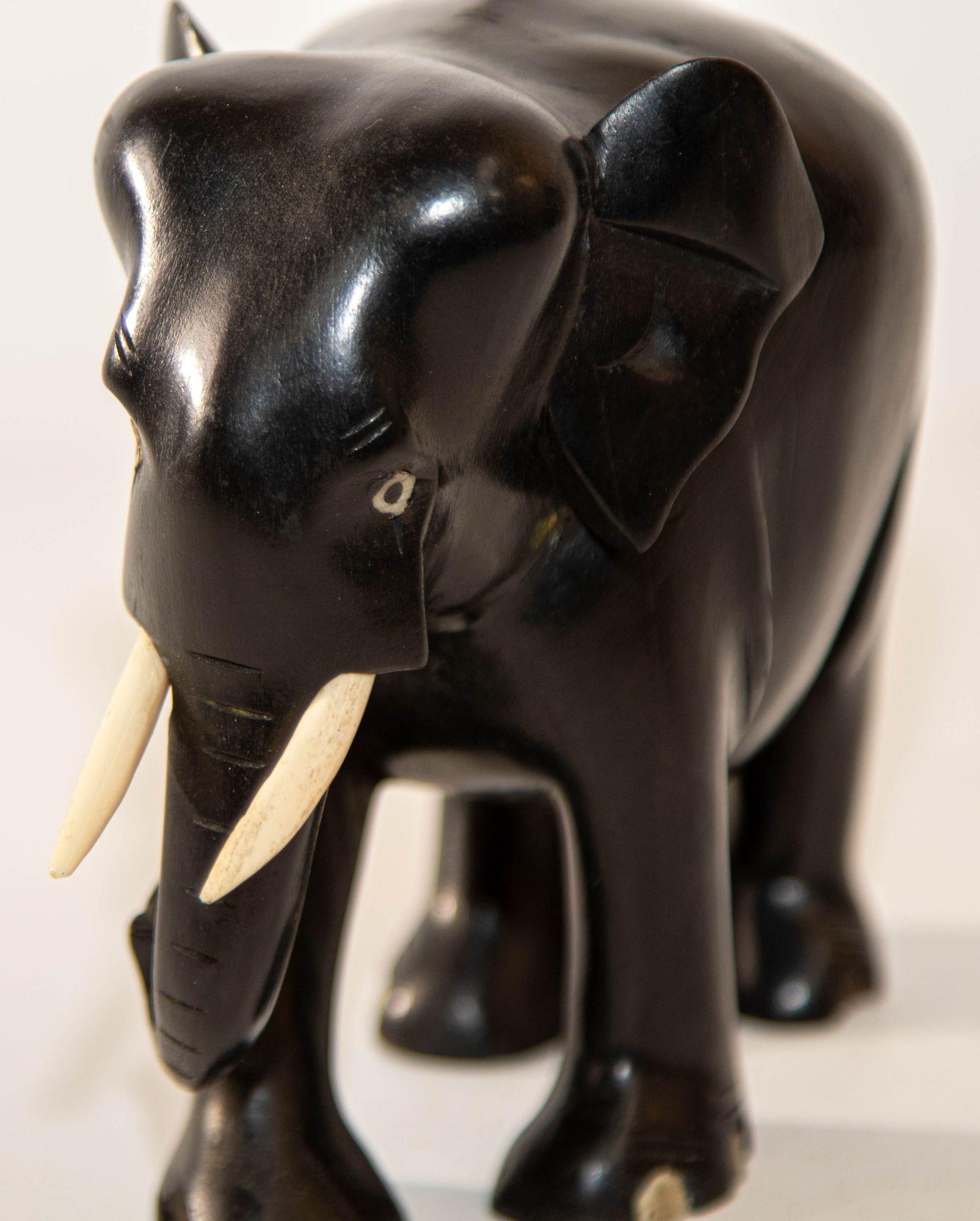 Elefante Indio Anglo Escultura de Madera de Ébano Tallada a Mano en venta 1