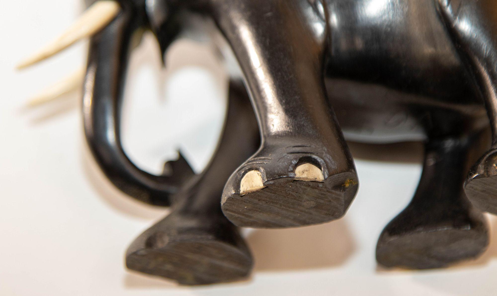 Elefante Indio Anglo Escultura de Madera de Ébano Tallada a Mano en venta 3