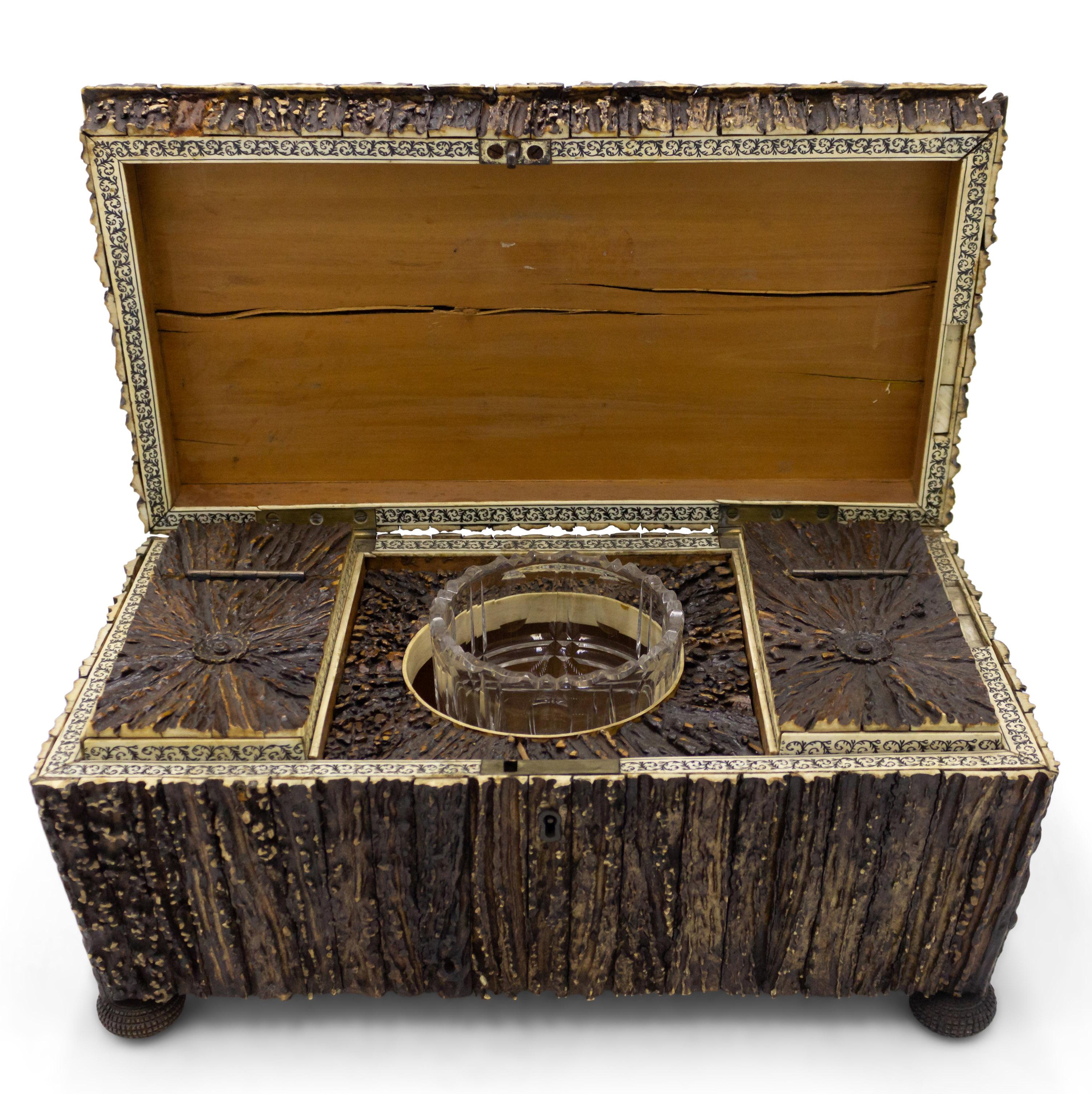 Anglo Indian Elk Horn Box In Good Condition In Queens, NY