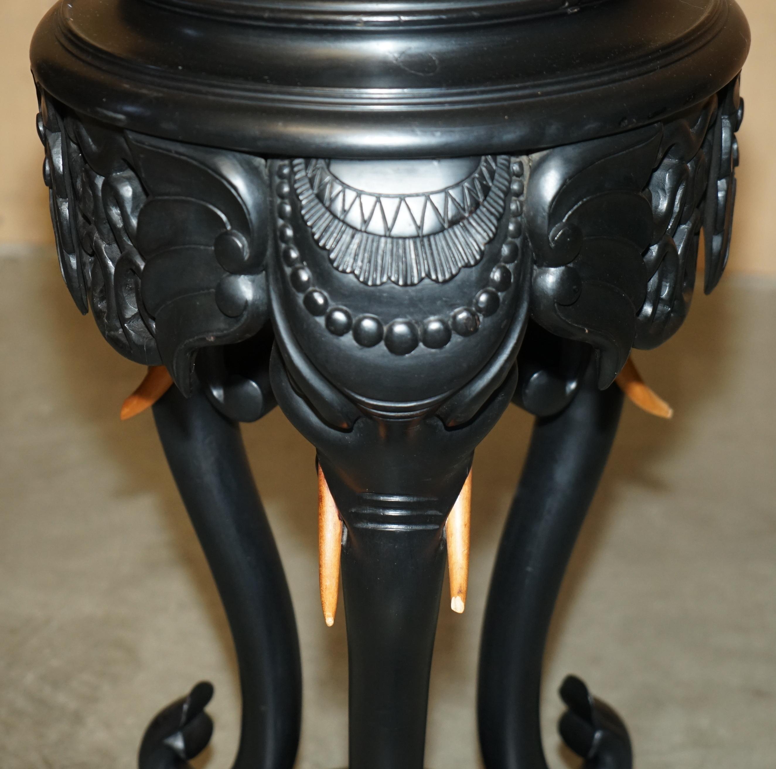 ANGLO INDIAN EXPORT CIR 1920 EBONISED ELEPHANT JARDINIERE PLANT STAND SiDE TABLE In Good Condition For Sale In West Sussex, Pulborough