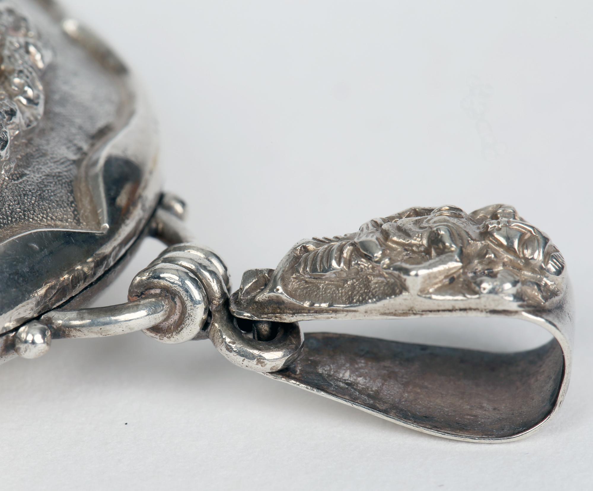 Argento Medaglione ovale anglo-indiano di grandi dimensioni in argento con divinità in rilievo, datato 1880 in vendita