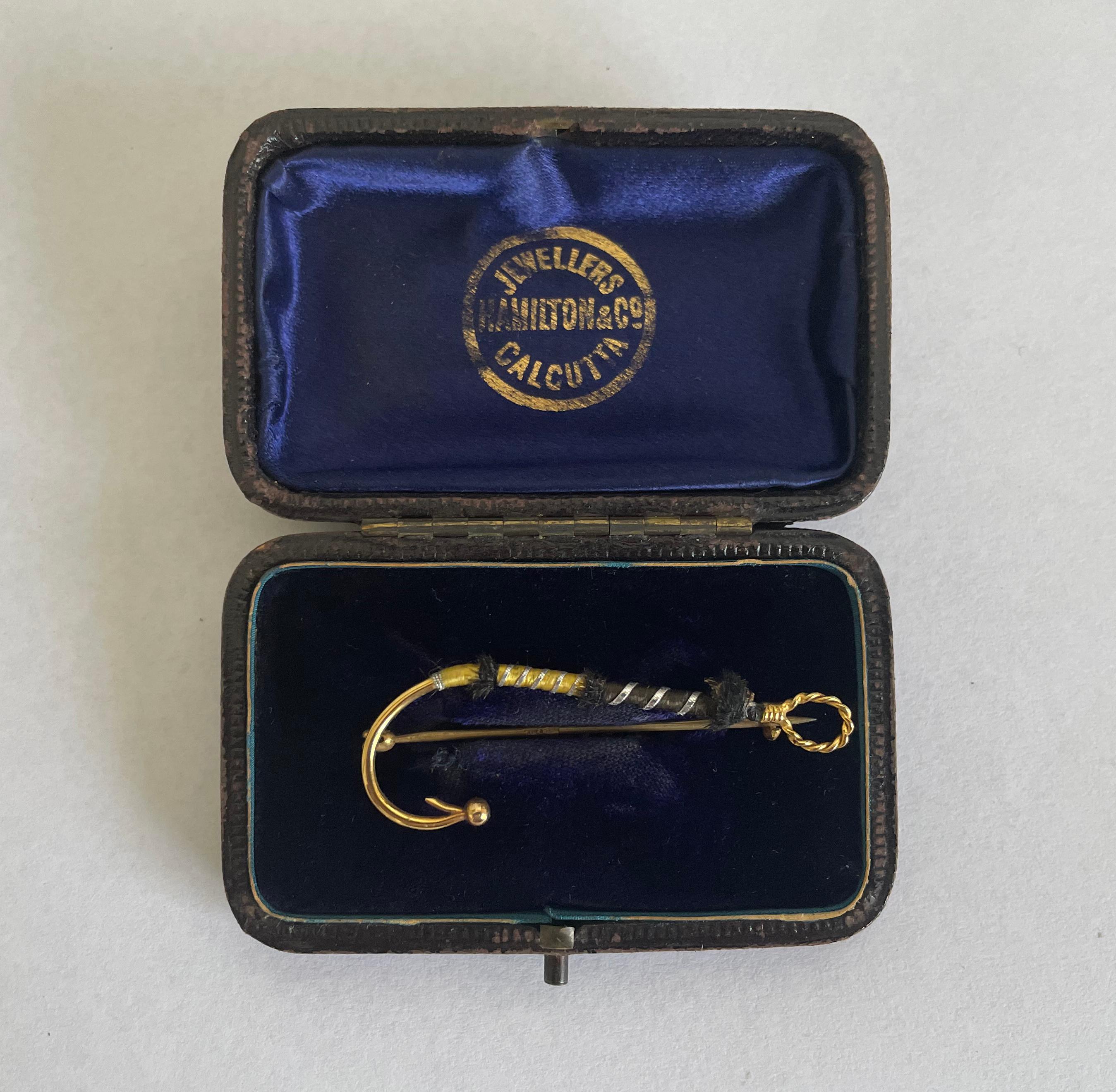 Anglo Indian Fly Fisherman's Antique 9ct Gold Brooch, Hamilton & Co Calcutta For Sale 1