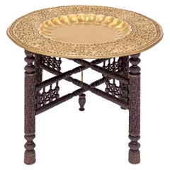 Table pliante anglo-indienne à plateau en laiton et or sur base pliante en bois sculpté d'ébène