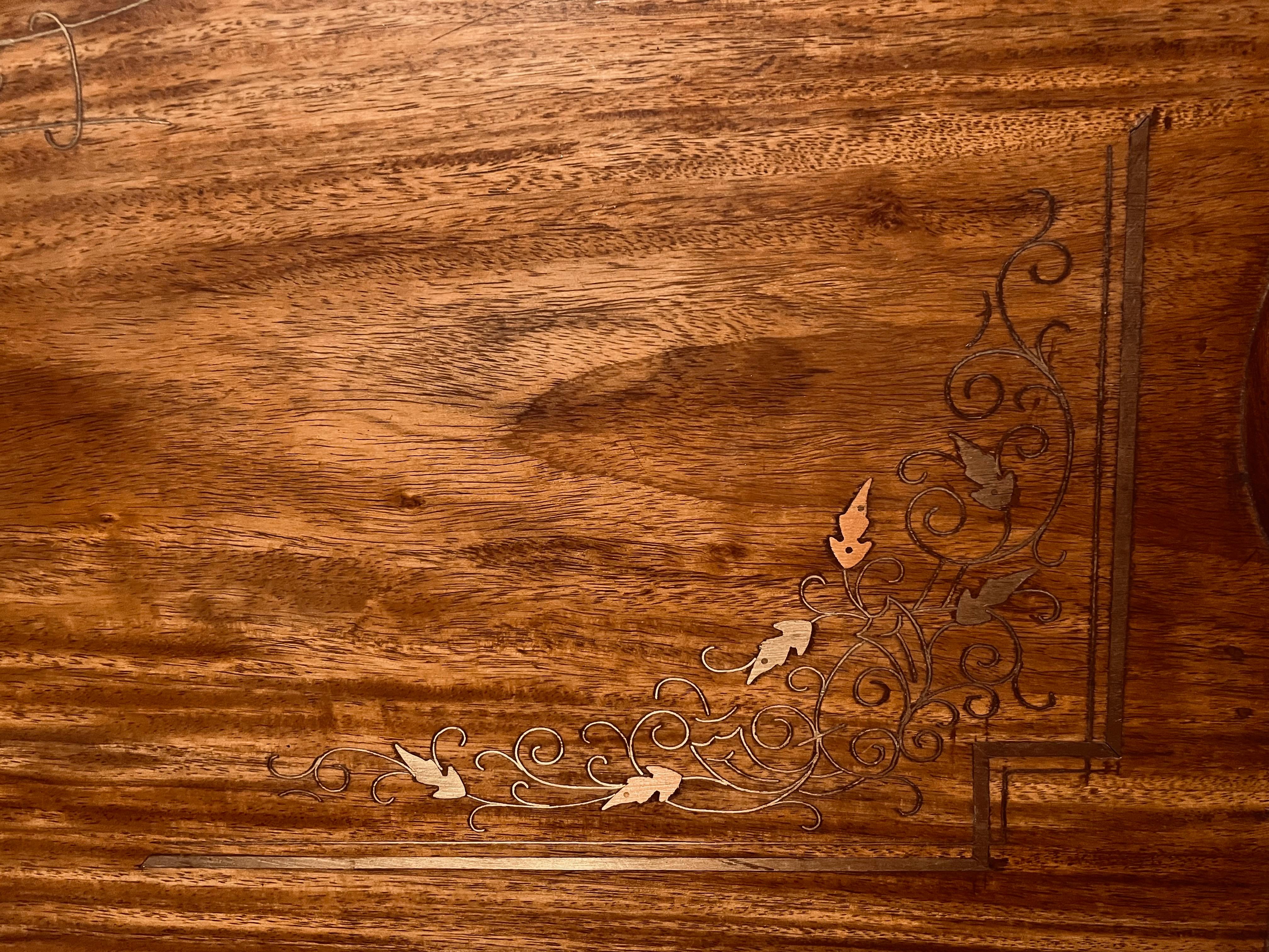 Bandeja plegable angloindia de palisandro/Mesa de mayordomo con incrustaciones de metal mixto siglo XX en venta