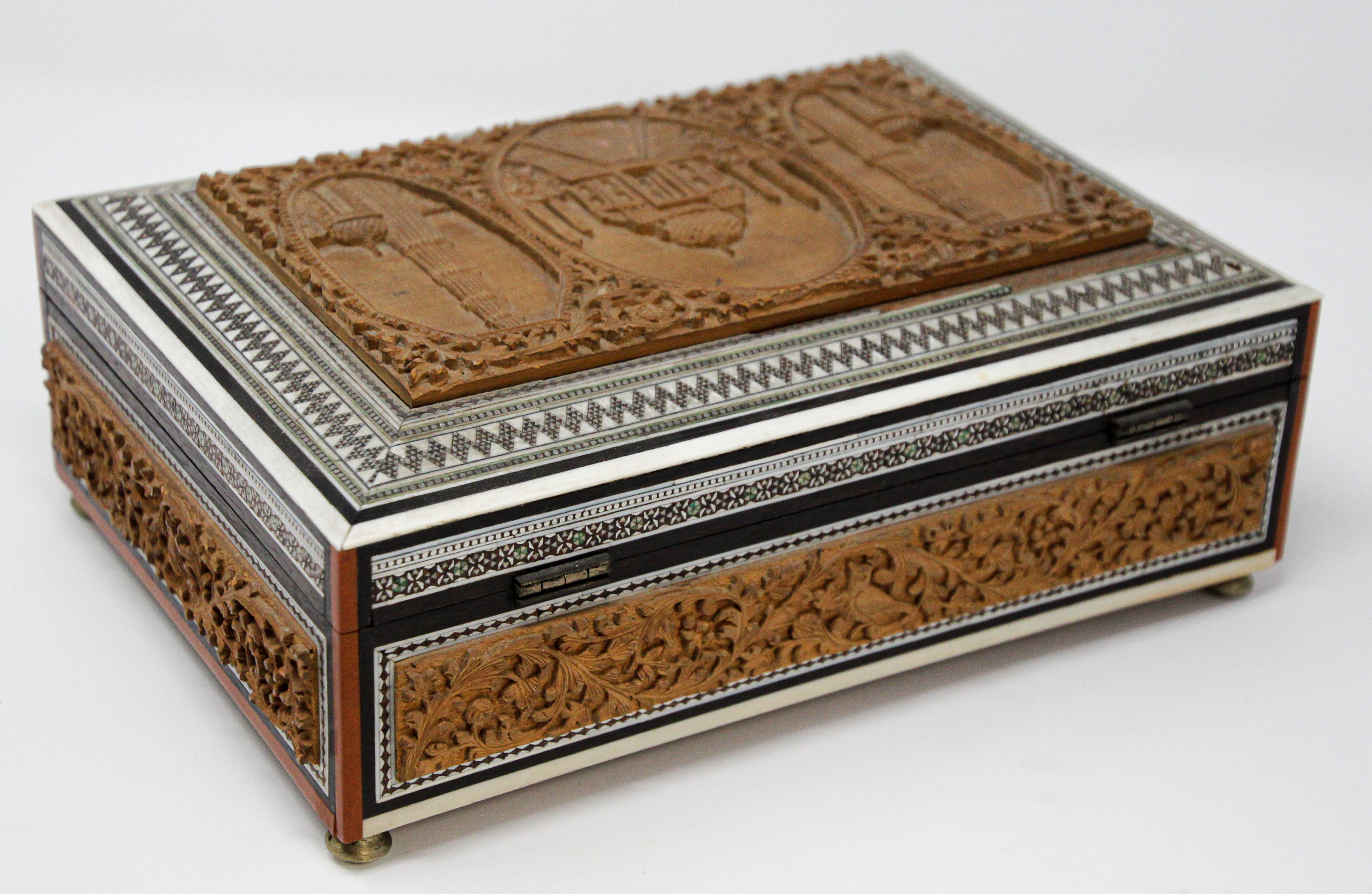 Boîte à pied anglo-indienne avec compartiments à couvercle:: 19e siècle en vente 5