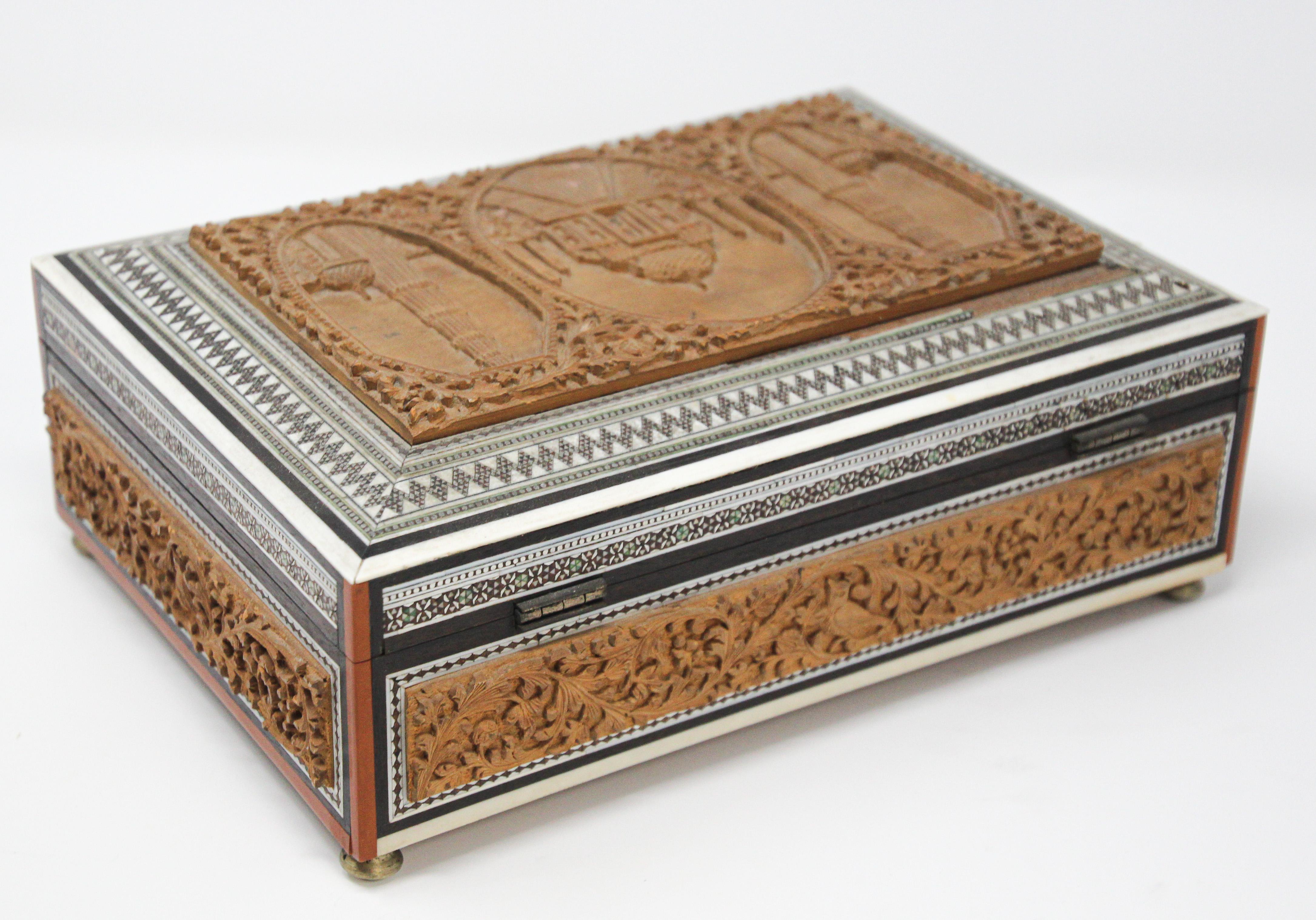 Boîte à pied anglo-indienne avec compartiments à couvercle:: 19e siècle en vente 6