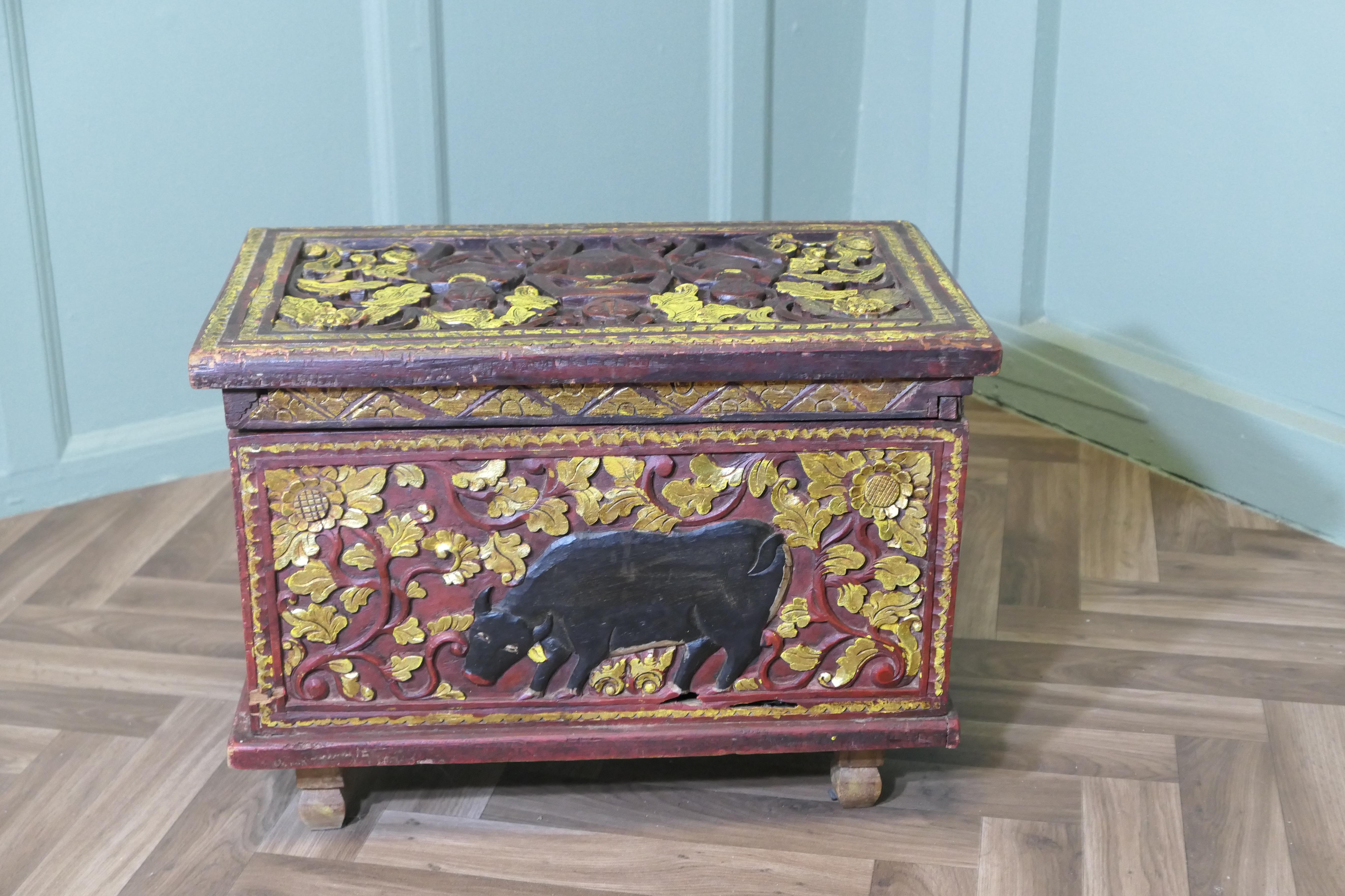 Cassapanca anglo-indiana dorata e intagliata

Questo attraente forziere intagliato è scolpito e decorato su tutti i lati con foglie d'oro, sul coperchio ci sono anche persone e l'immagine di un toro sacro sia sul fronte che sul retro.

La scatola è