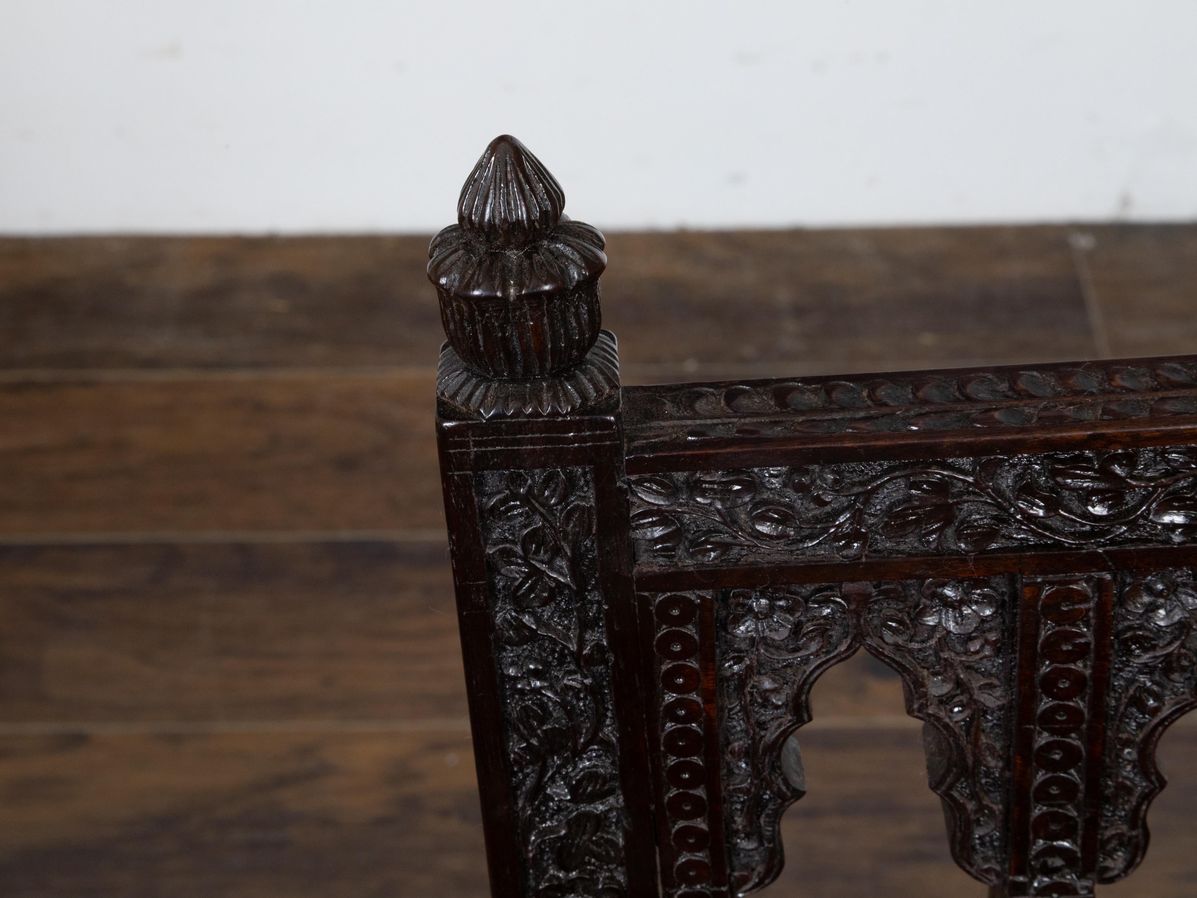 Chaise d'appoint anglo-indienne sculptée à la main avec des motifs floraux richement sculptés, vers 1900 en vente 5