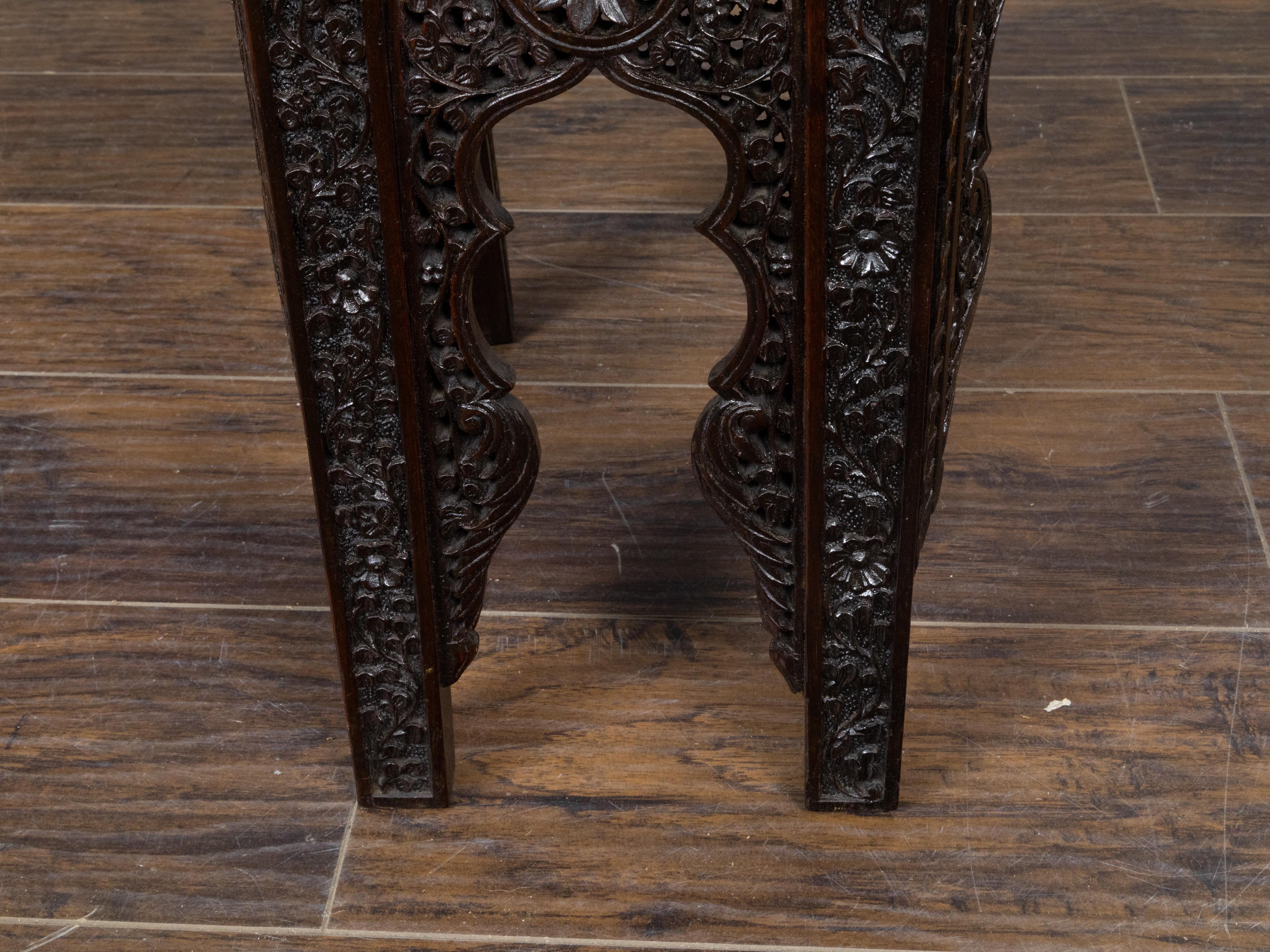 Bois Chaise d'appoint anglo-indienne sculptée à la main avec des motifs floraux richement sculptés, vers 1900 en vente