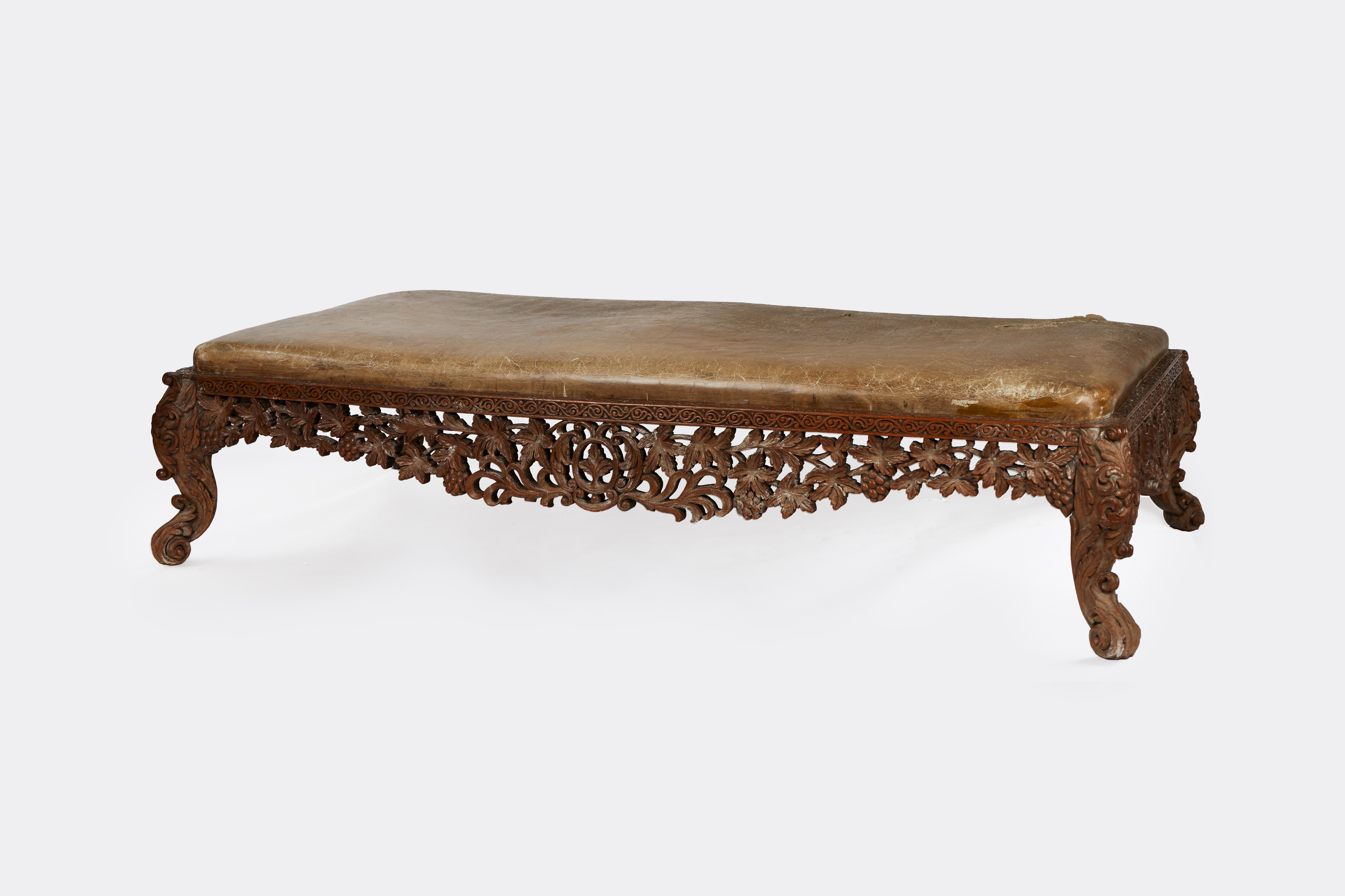 Cuir Banc bas en bois de padouk sculpté à la main de style anglo-indien en vente