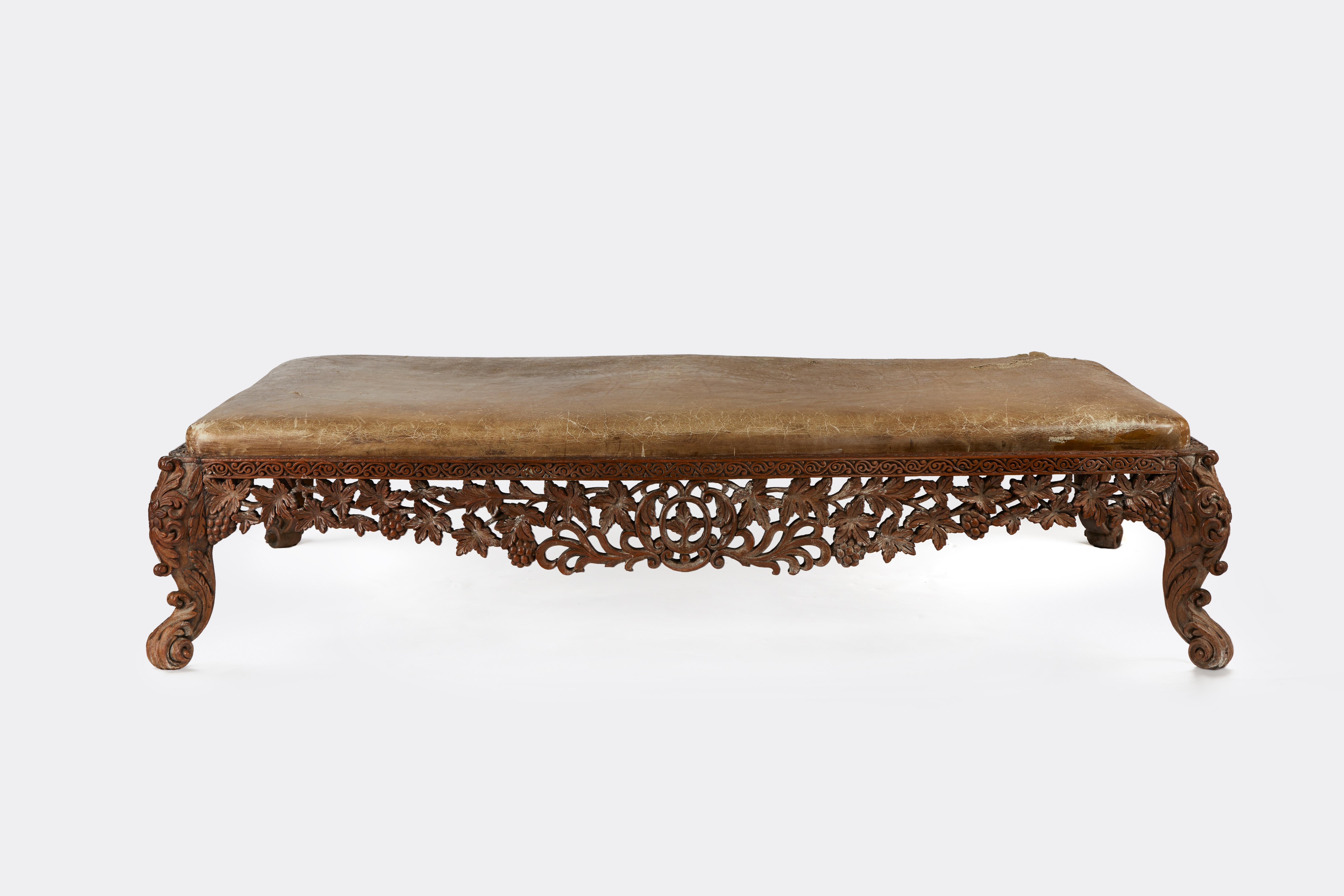 Banc bas en bois de padouk sculpté à la main de style anglo-indien en vente 1