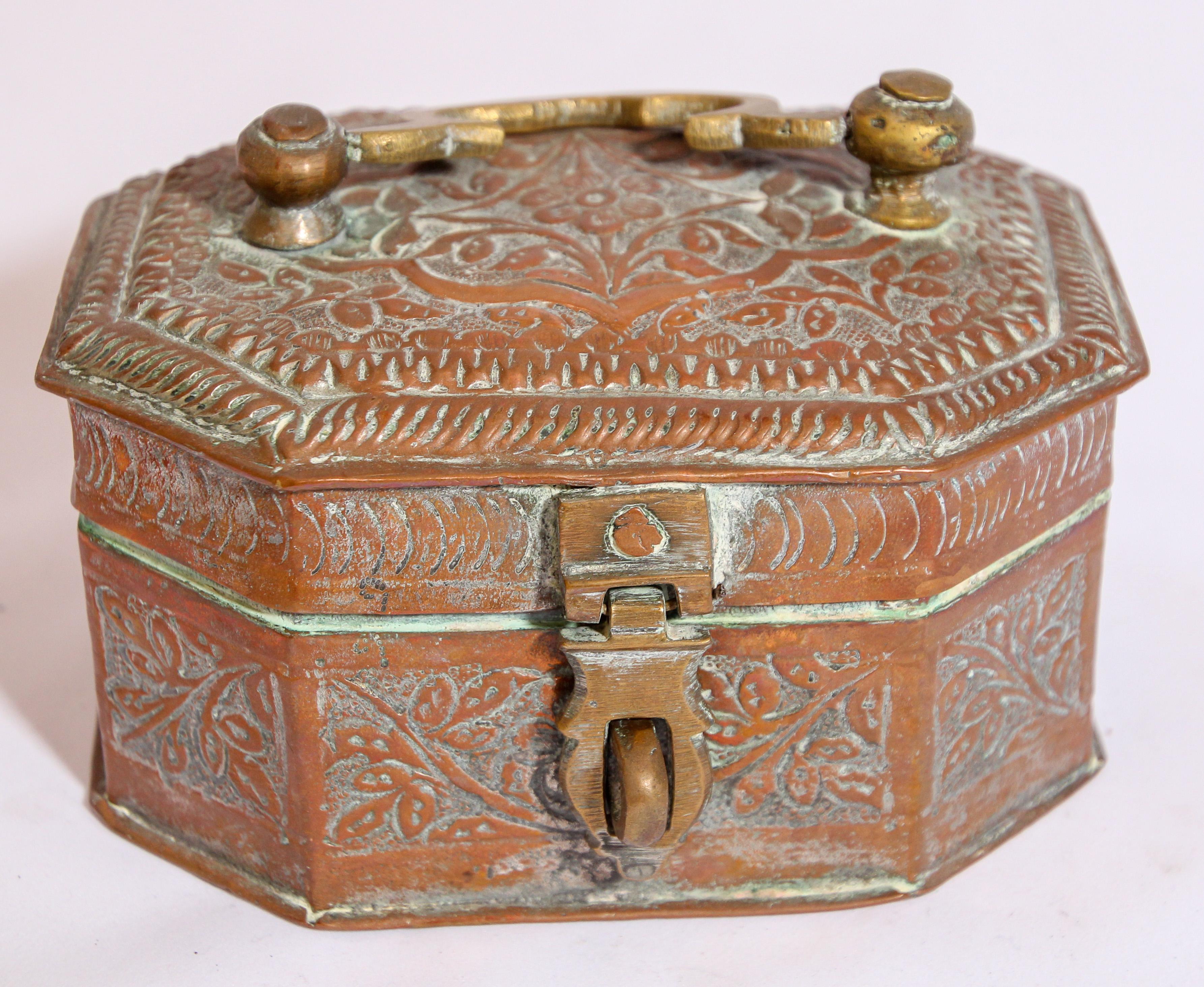 Boîte de cheminée ancienne en métal cuivré teinté, fabriquée à la main, Inde en vente 1