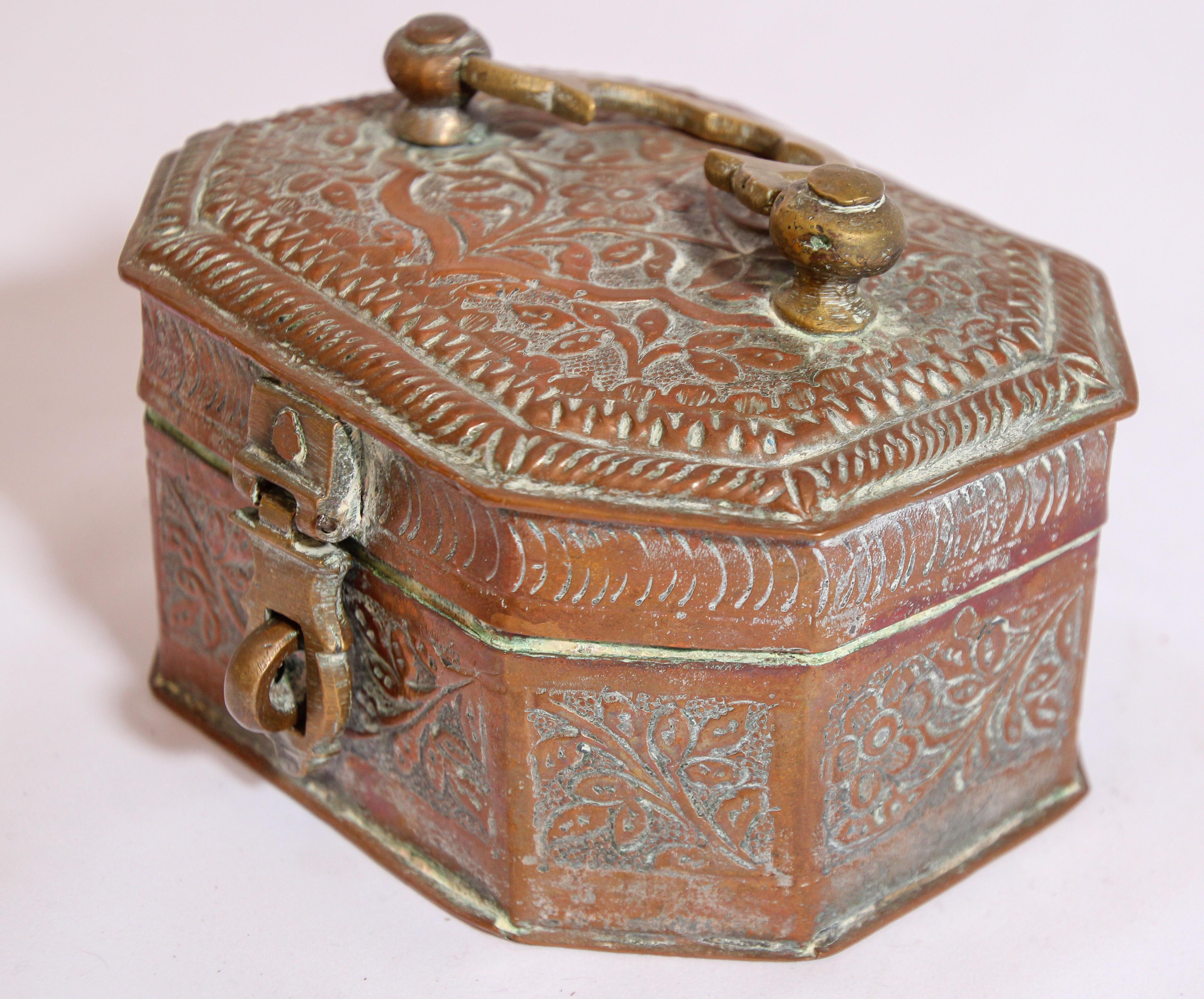 Boîte de cheminée ancienne en métal cuivré teinté, fabriquée à la main, Inde en vente 2