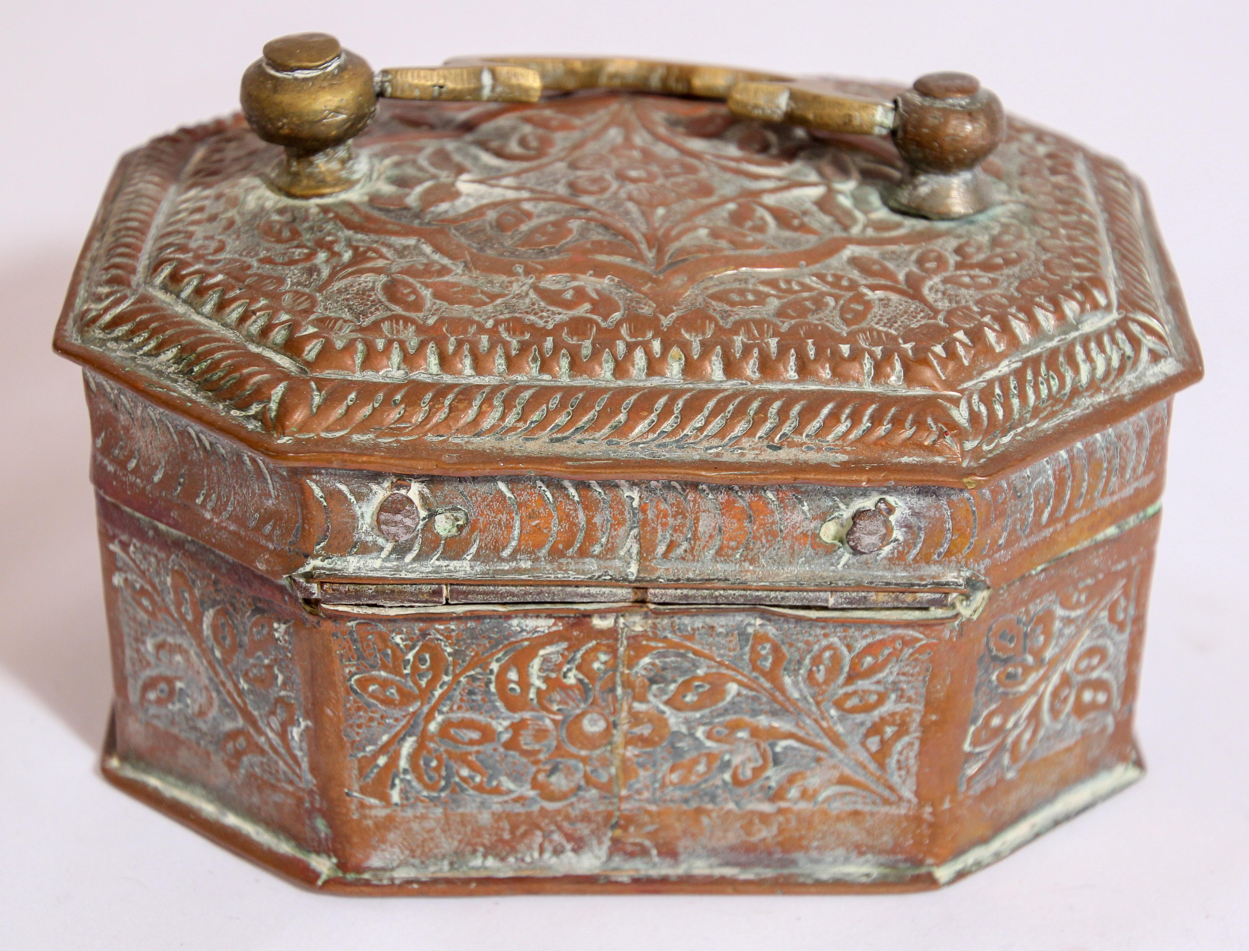Boîte de cheminée ancienne en métal cuivré teinté, fabriquée à la main, Inde en vente 3