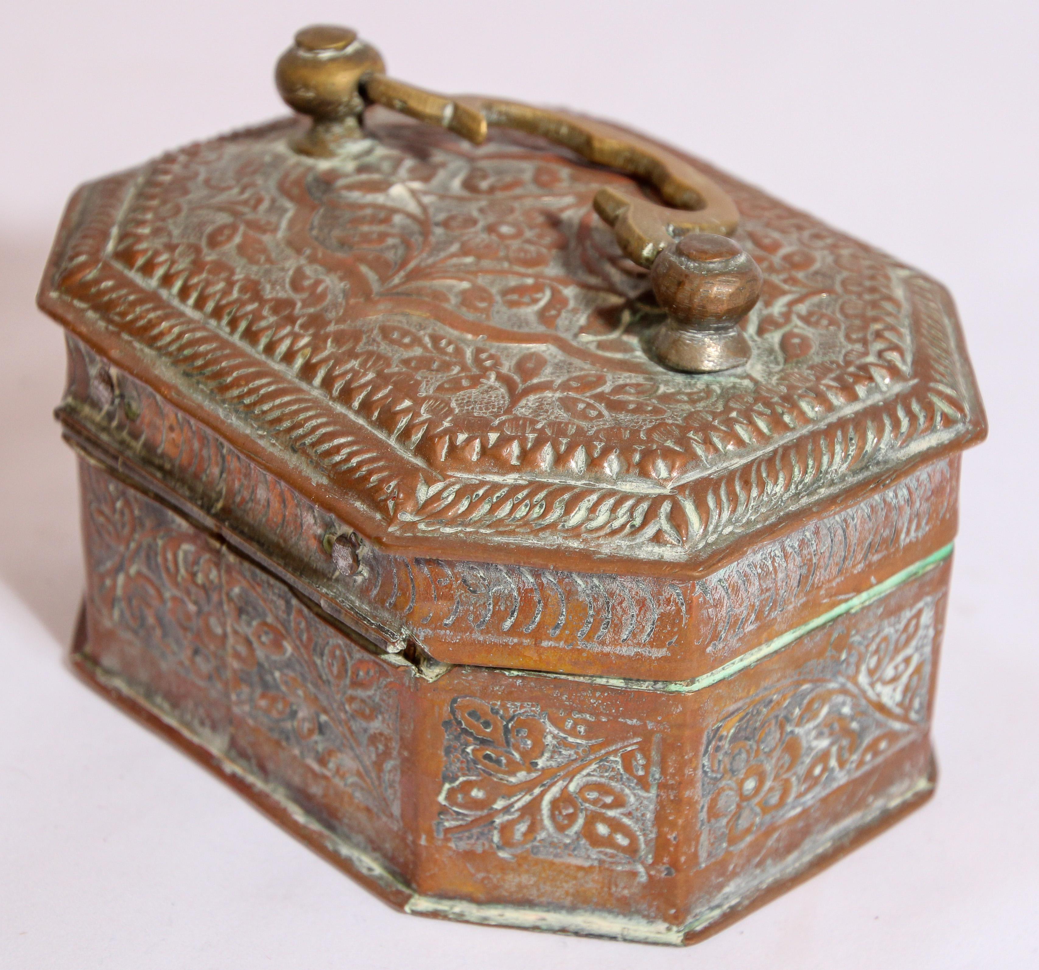 Boîte de cheminée ancienne en métal cuivré teinté, fabriquée à la main, Inde en vente 4