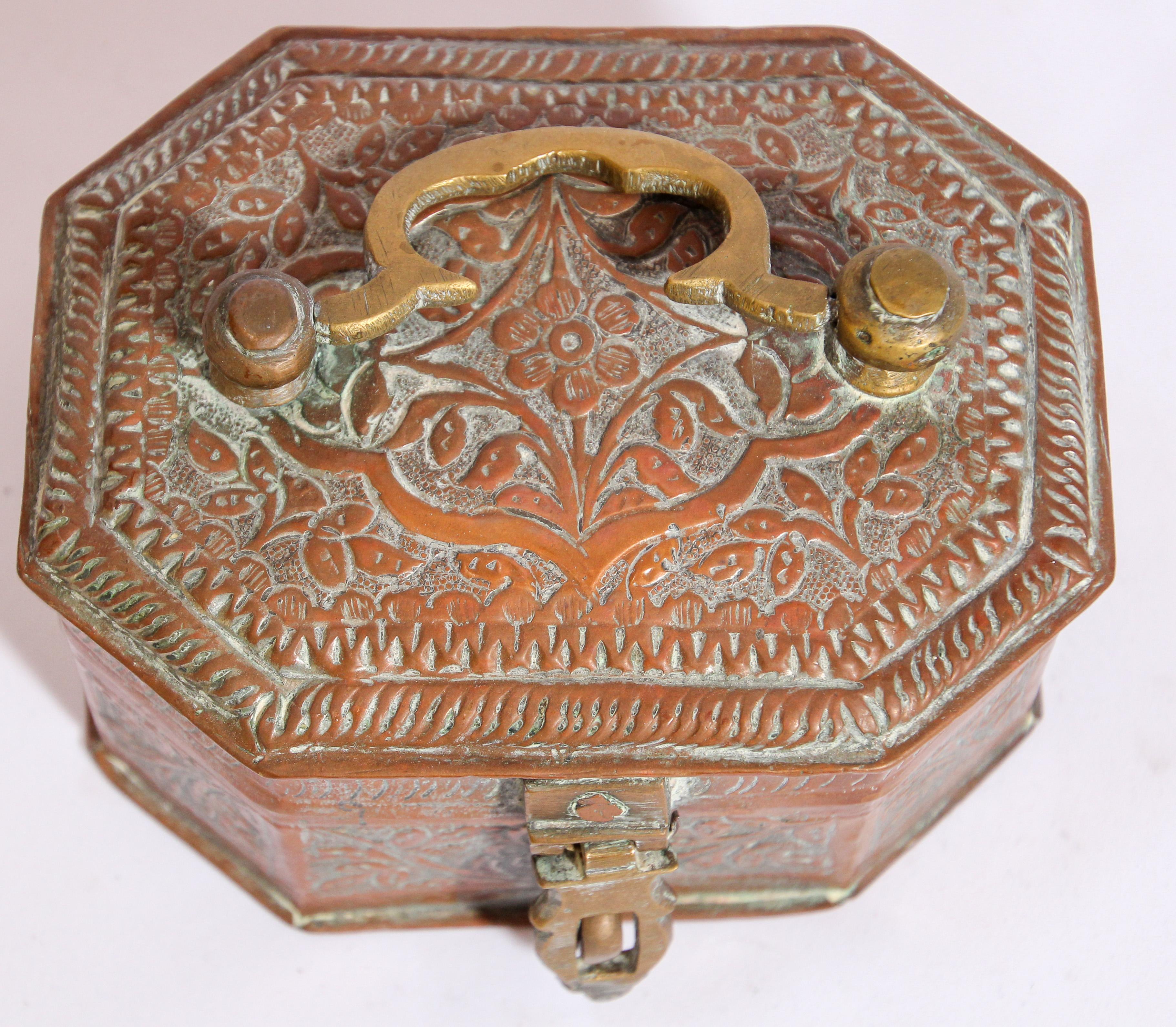 Artisanat Boîte de cheminée ancienne en métal cuivré teinté, fabriquée à la main, Inde en vente
