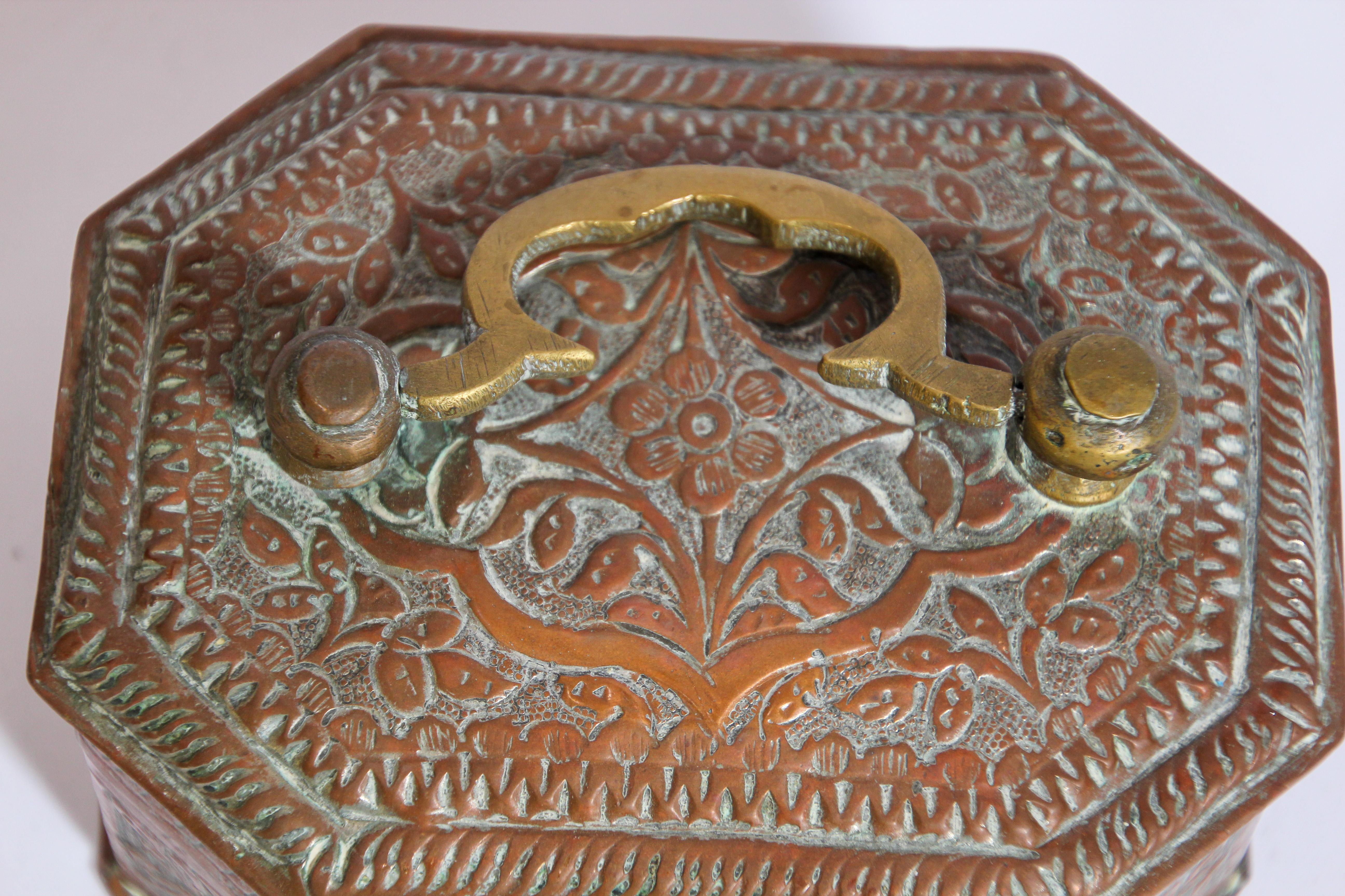 Handgefertigte antike, getönte Kupfer-Metall-Beleuchtungsschachtel, Indien (Indisch) im Angebot