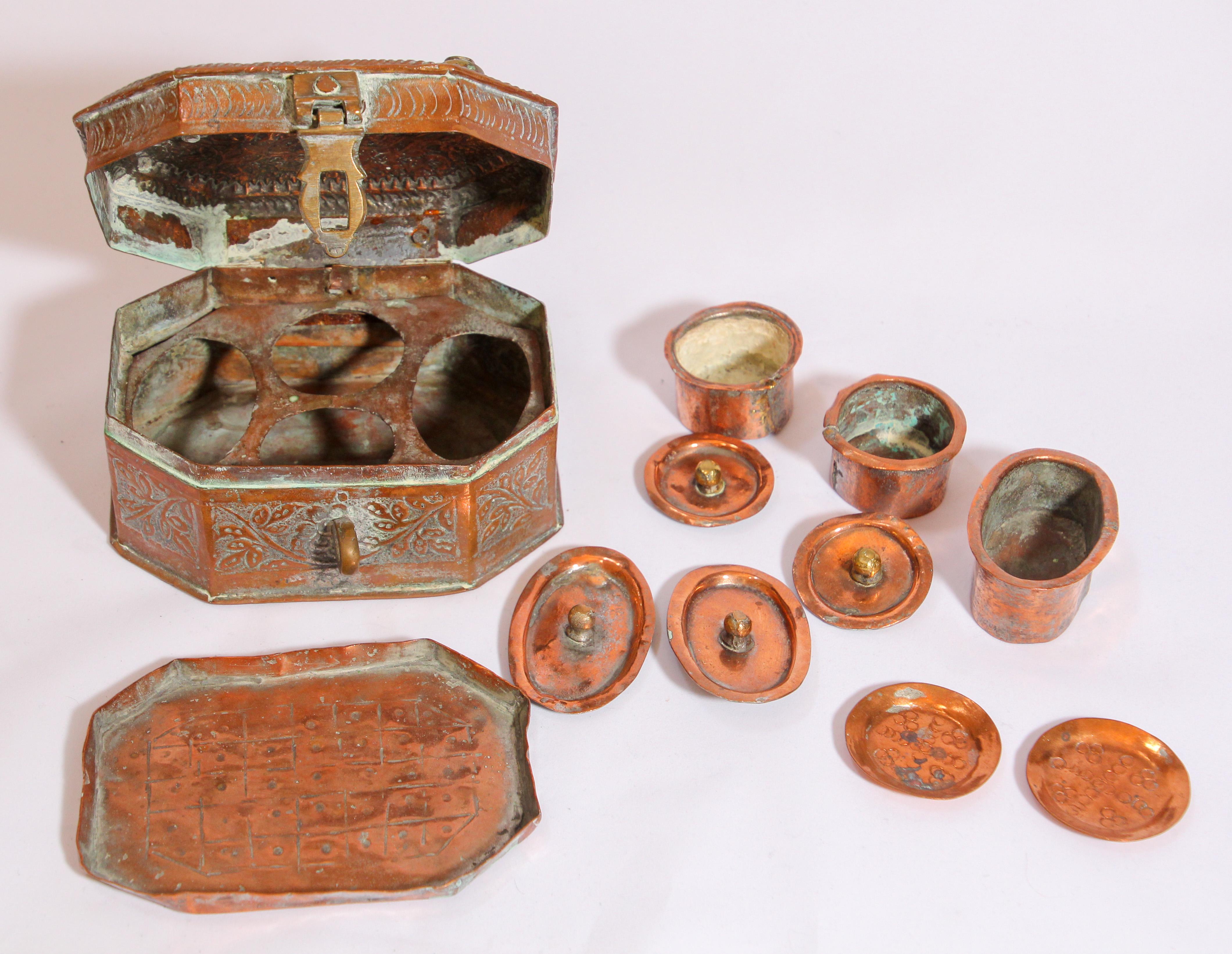 Handgefertigte antike, getönte Kupfer-Metall-Beleuchtungsschachtel, Indien (Repoussé) im Angebot