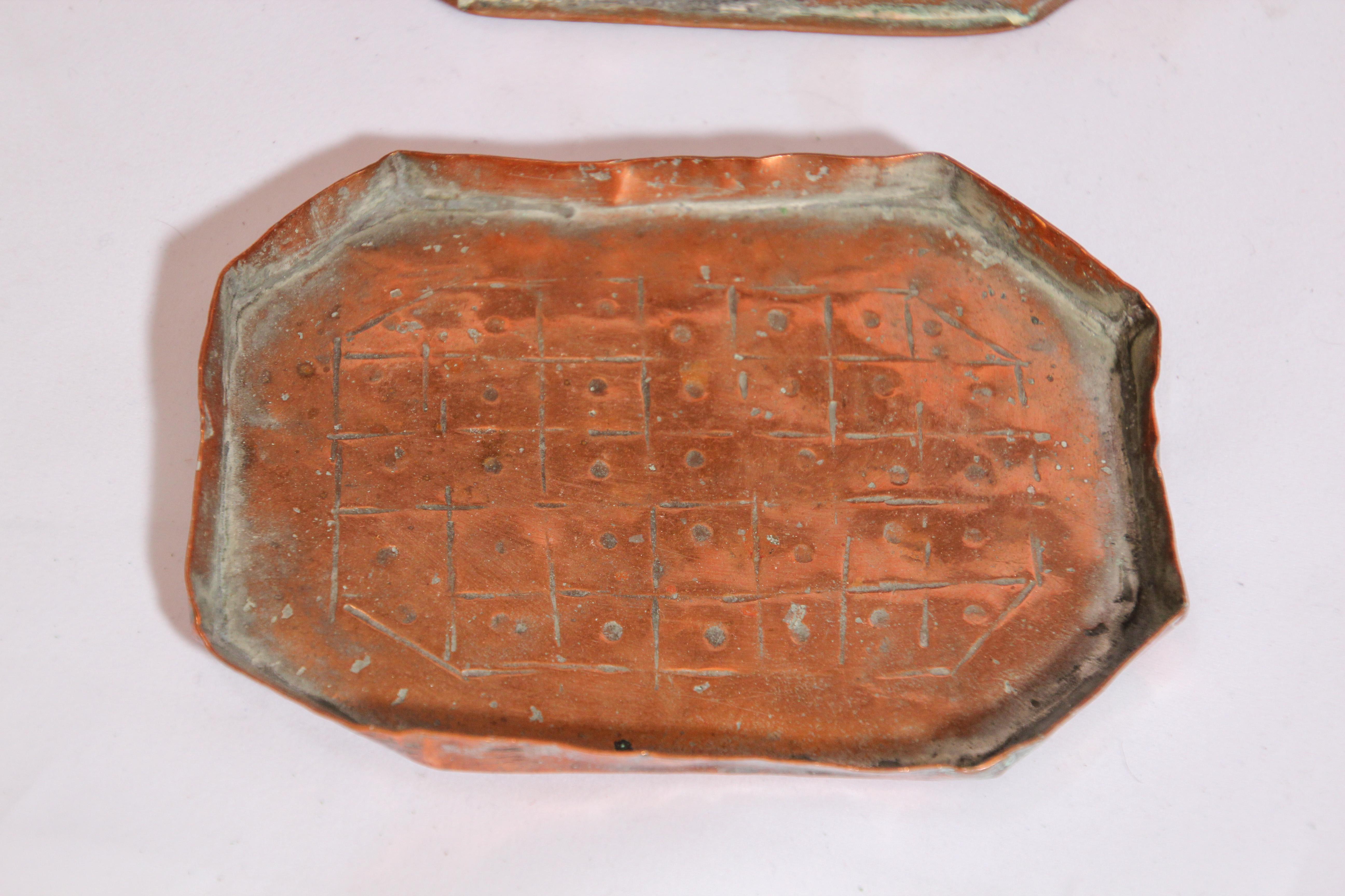 Handgefertigte antike, getönte Kupfer-Metall-Beleuchtungsschachtel, Indien im Zustand „Gut“ im Angebot in North Hollywood, CA