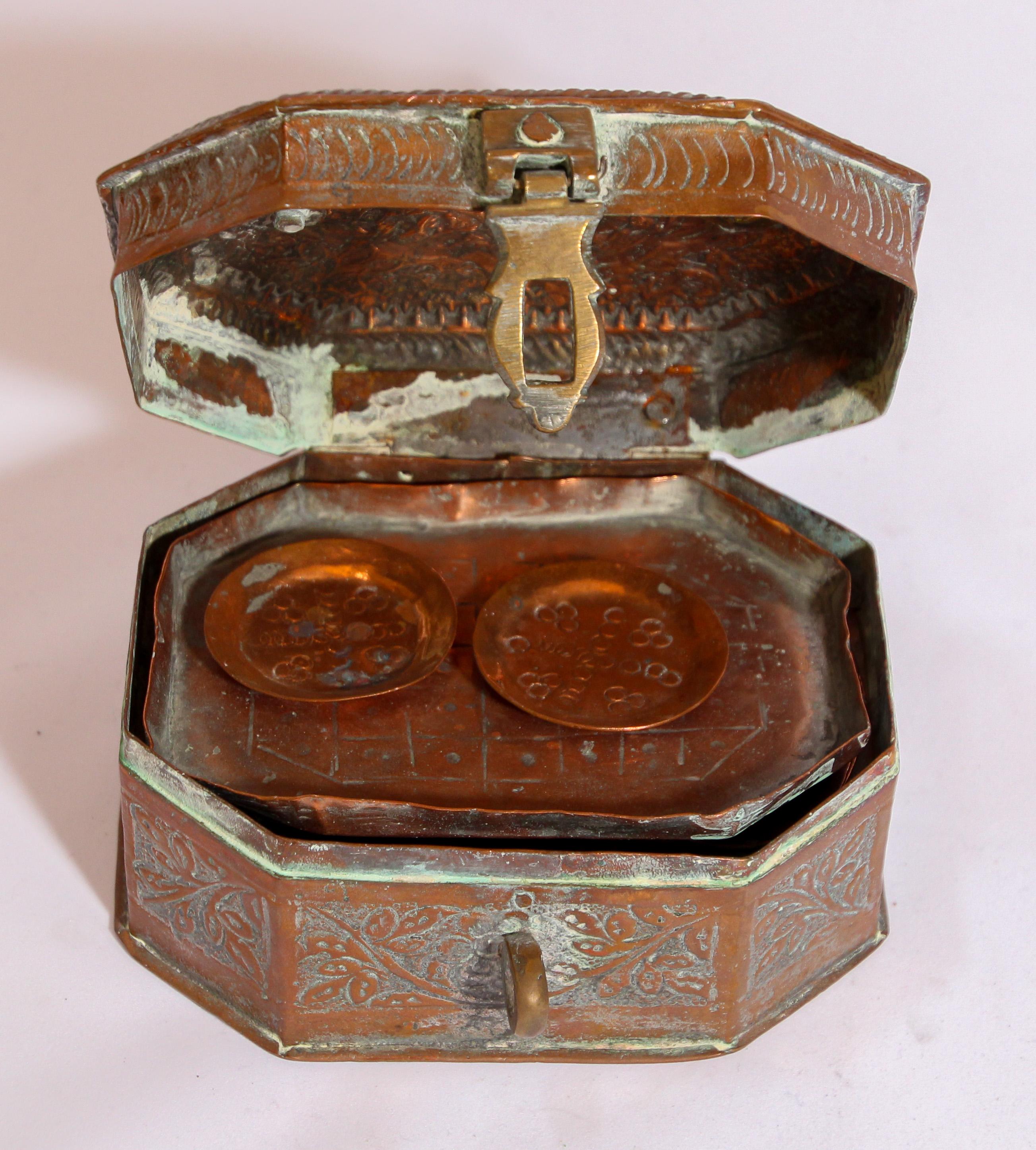 Handgefertigte antike, getönte Kupfer-Metall-Beleuchtungsschachtel, Indien (Zinn) im Angebot