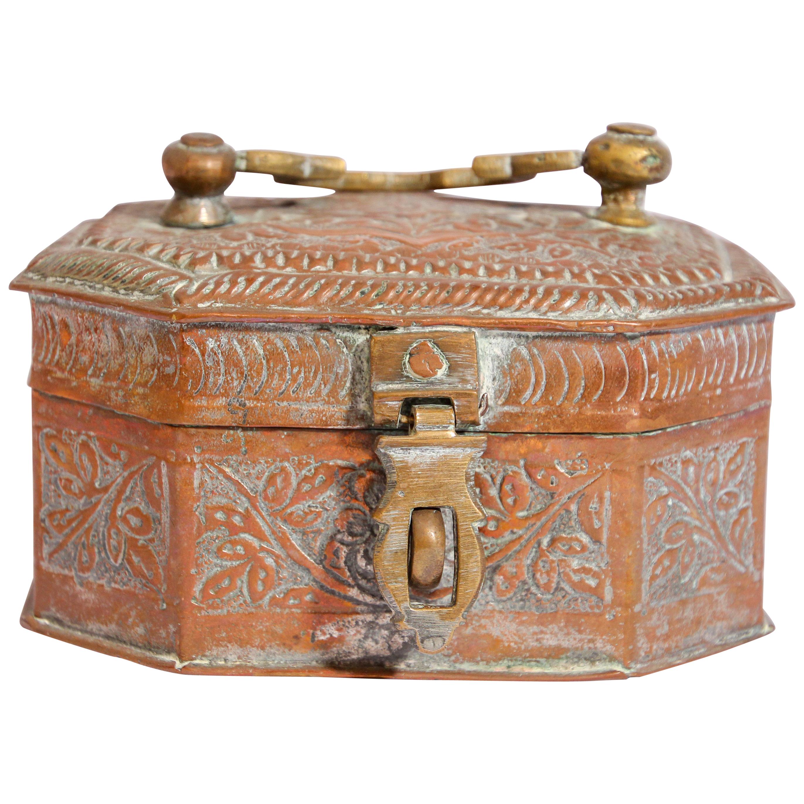 Boîte de cheminée ancienne en métal cuivré teinté, fabriquée à la main, Inde en vente
