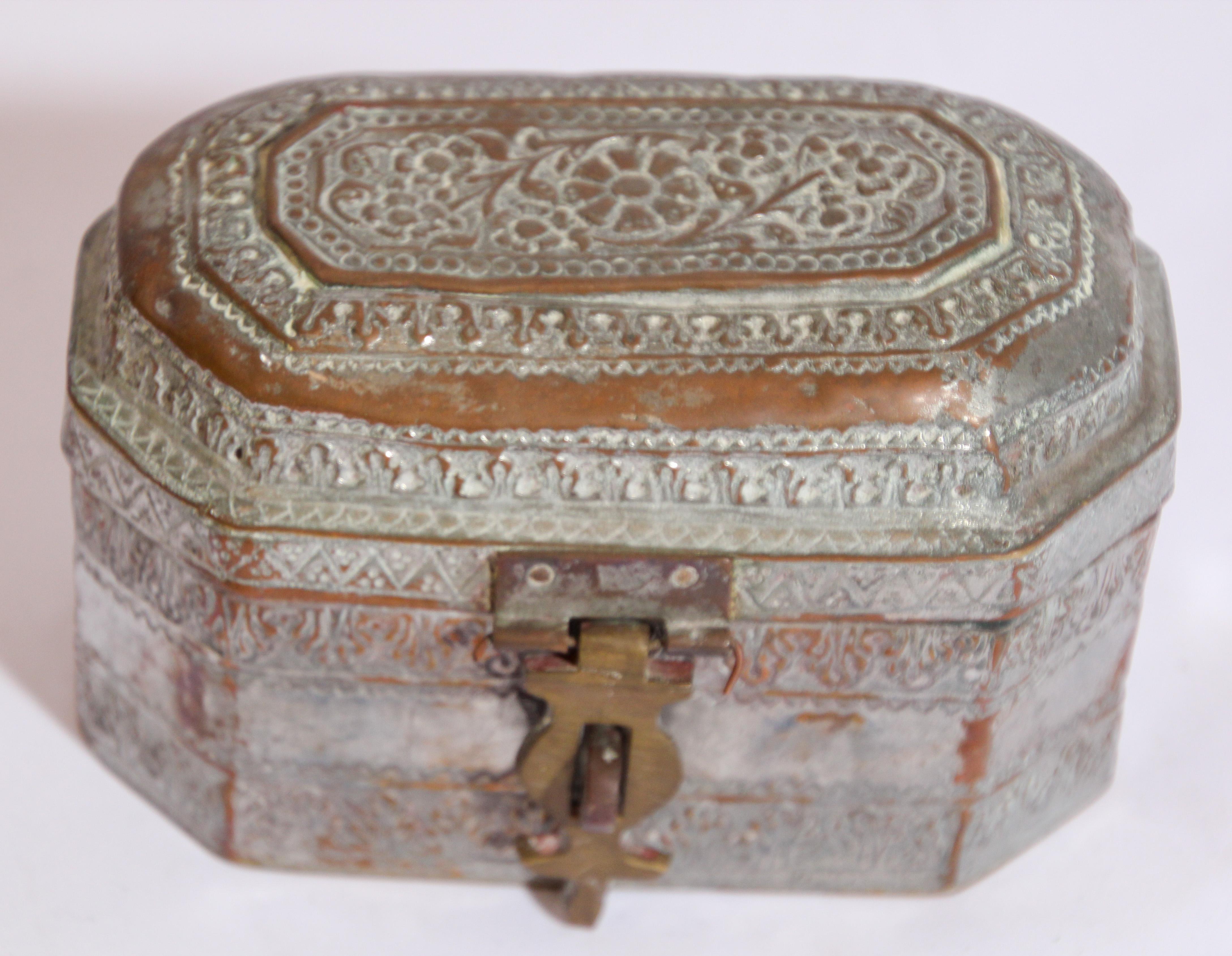 Beautiful handcrafted tinned copper decorative octagonal betel box with lid and brass latch.
The metal is delicately and intricately hand-hammered and repousse with floral and geometric designs.
This Vintage brass box is a Paan Daan used for the