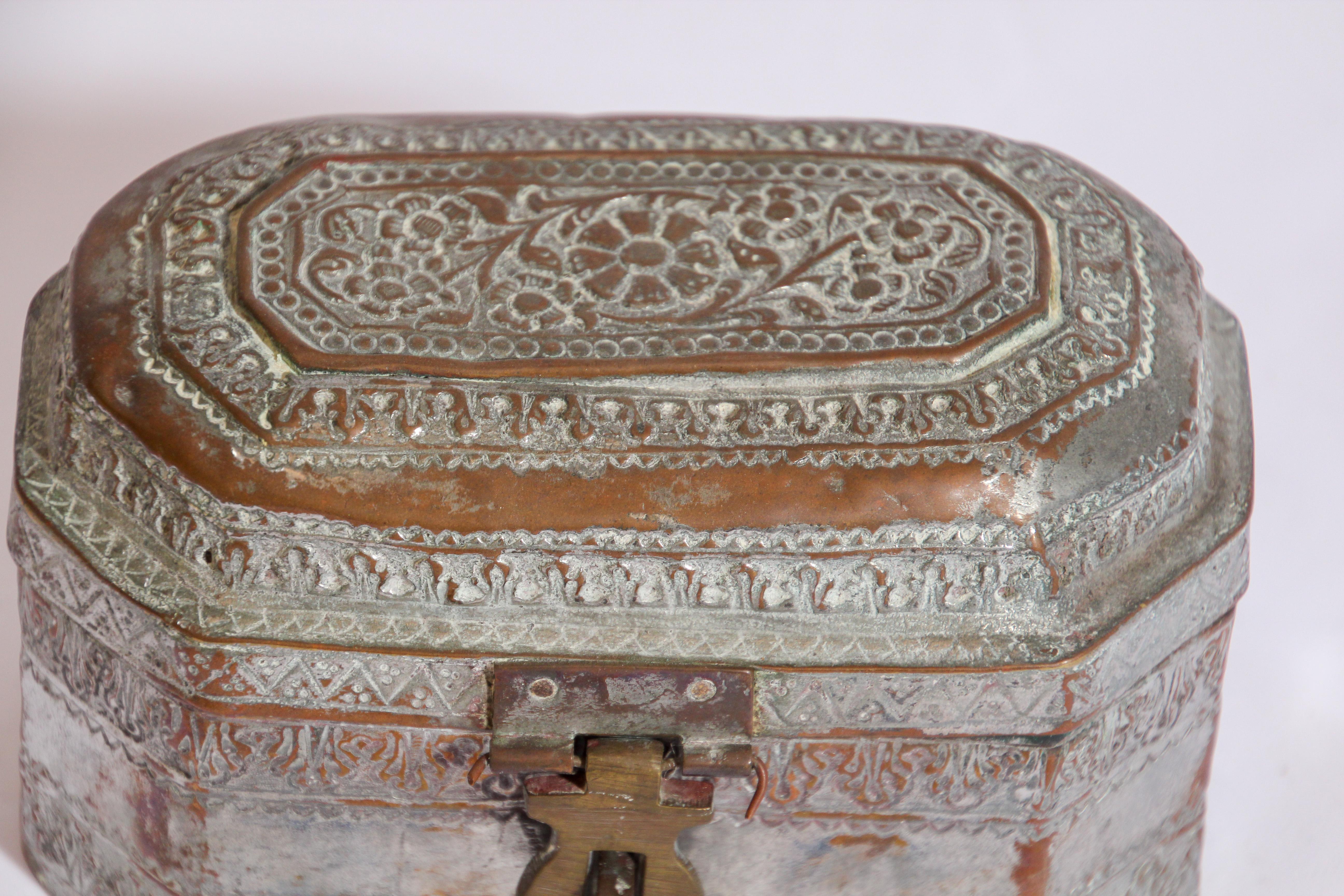 Anglo-indien Boîte à épices ou à bétel en métal étamé en cuivre, fabriquée à la main en vente