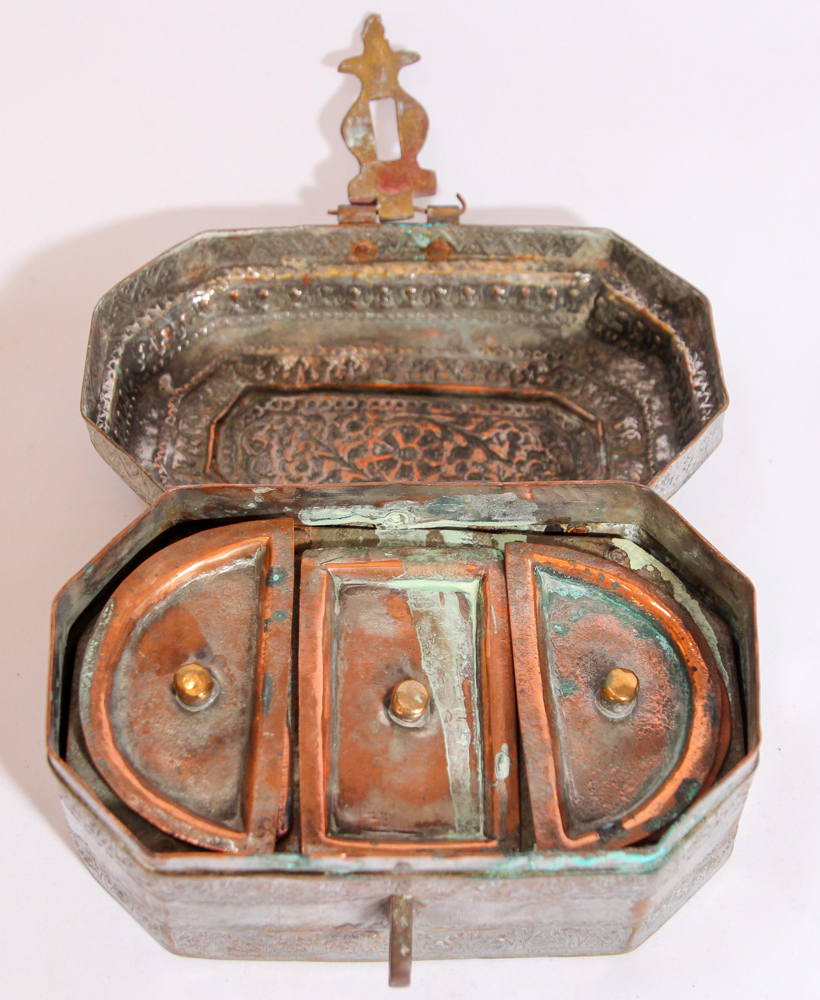 Indien Boîte à épices ou à bétel en métal étamé en cuivre, fabriquée à la main en vente