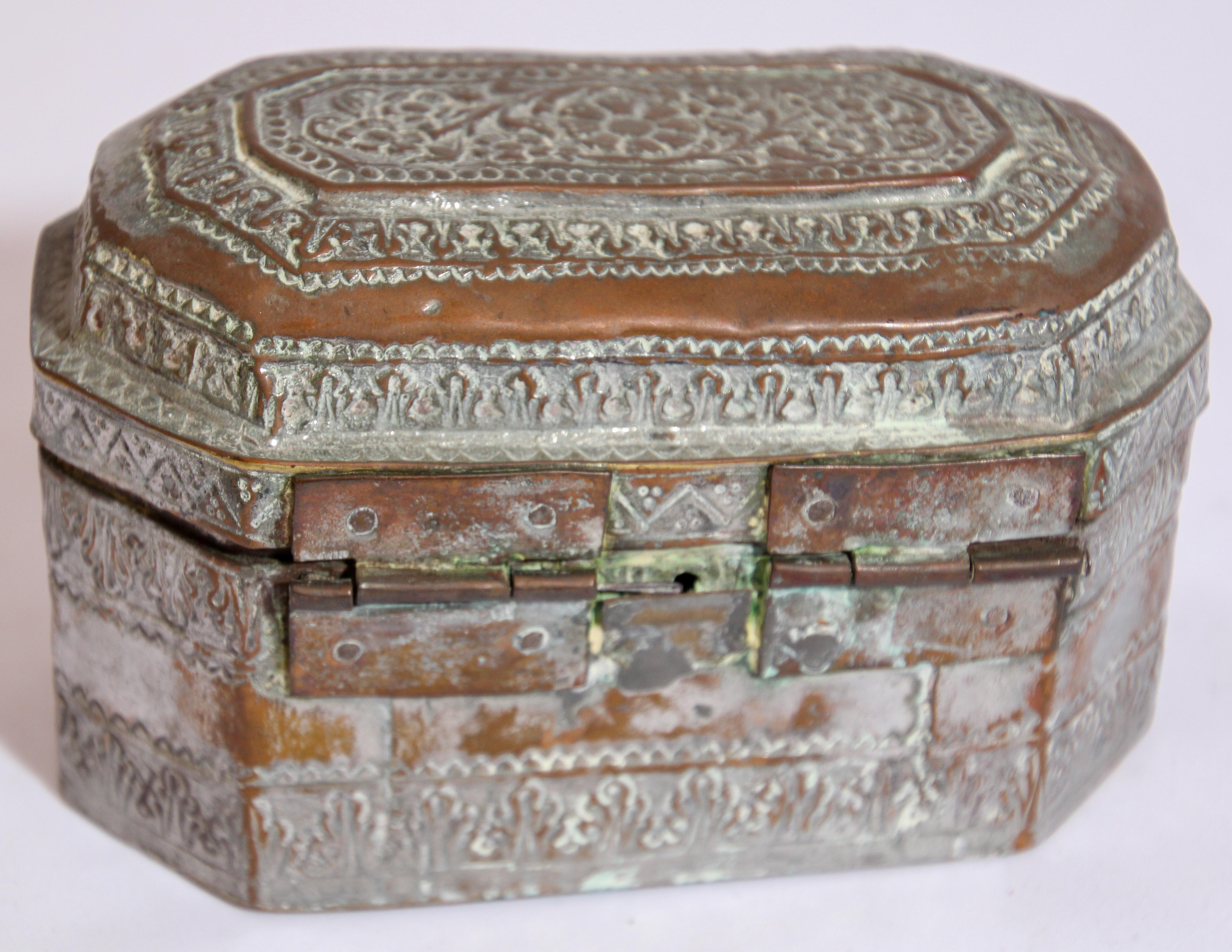 Handcrafted Tinned Copper Metal Betel or Spices Caddy Box In Good Condition For Sale In North Hollywood, CA