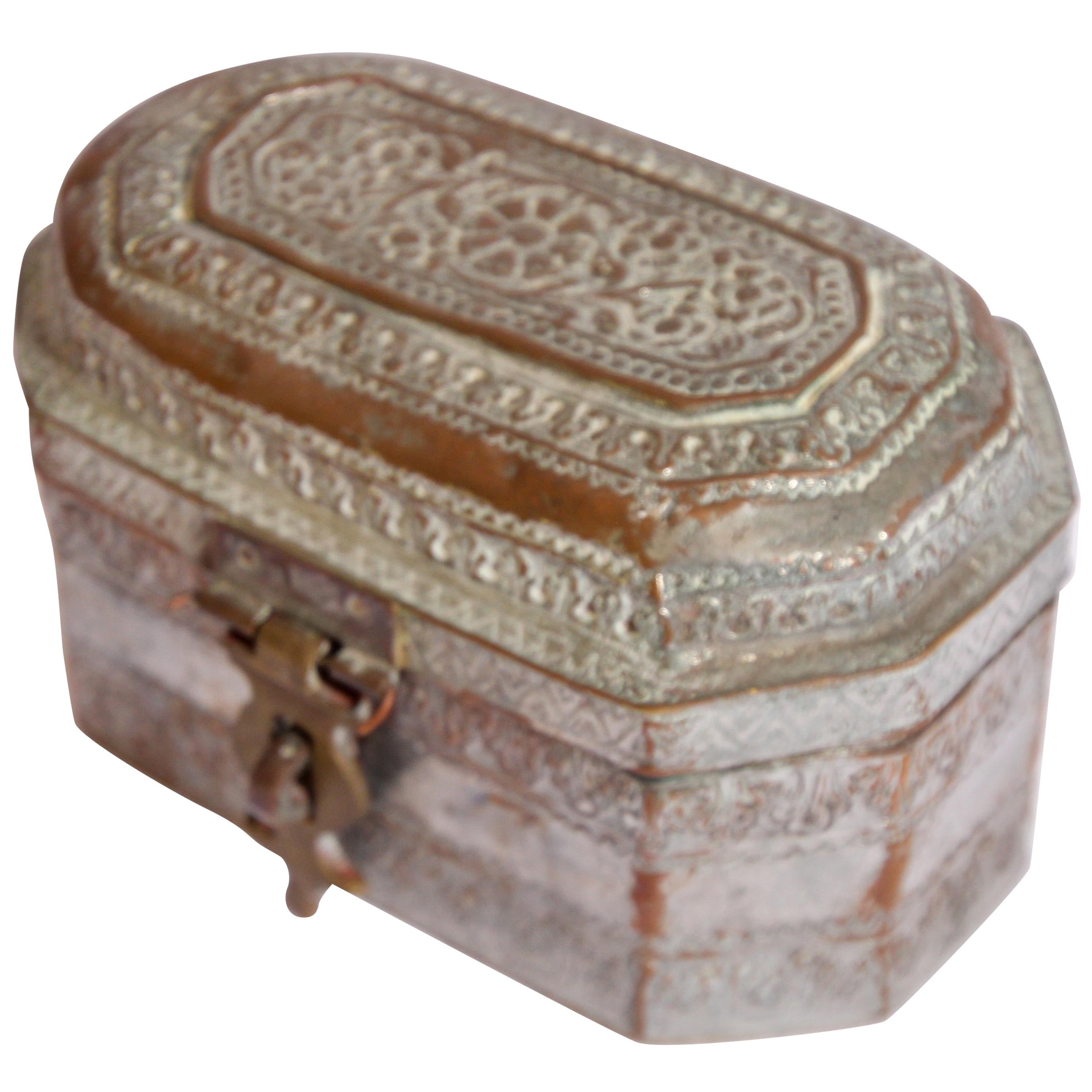 Caja artesanal de cobre estañado para Betel o especias en venta
