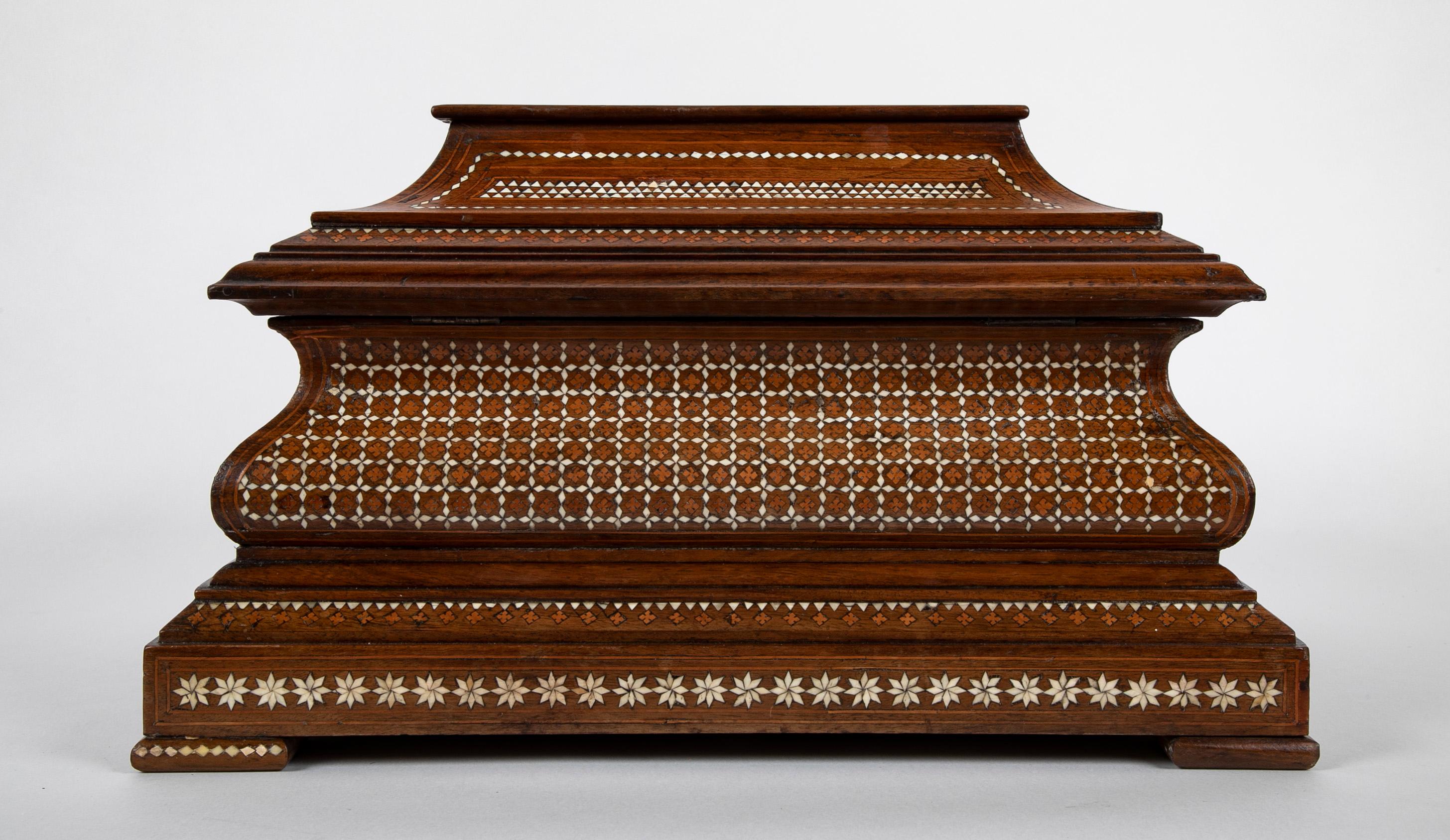 Anglo-Indian Hardwood Casket with Bone Inlay For Sale 6
