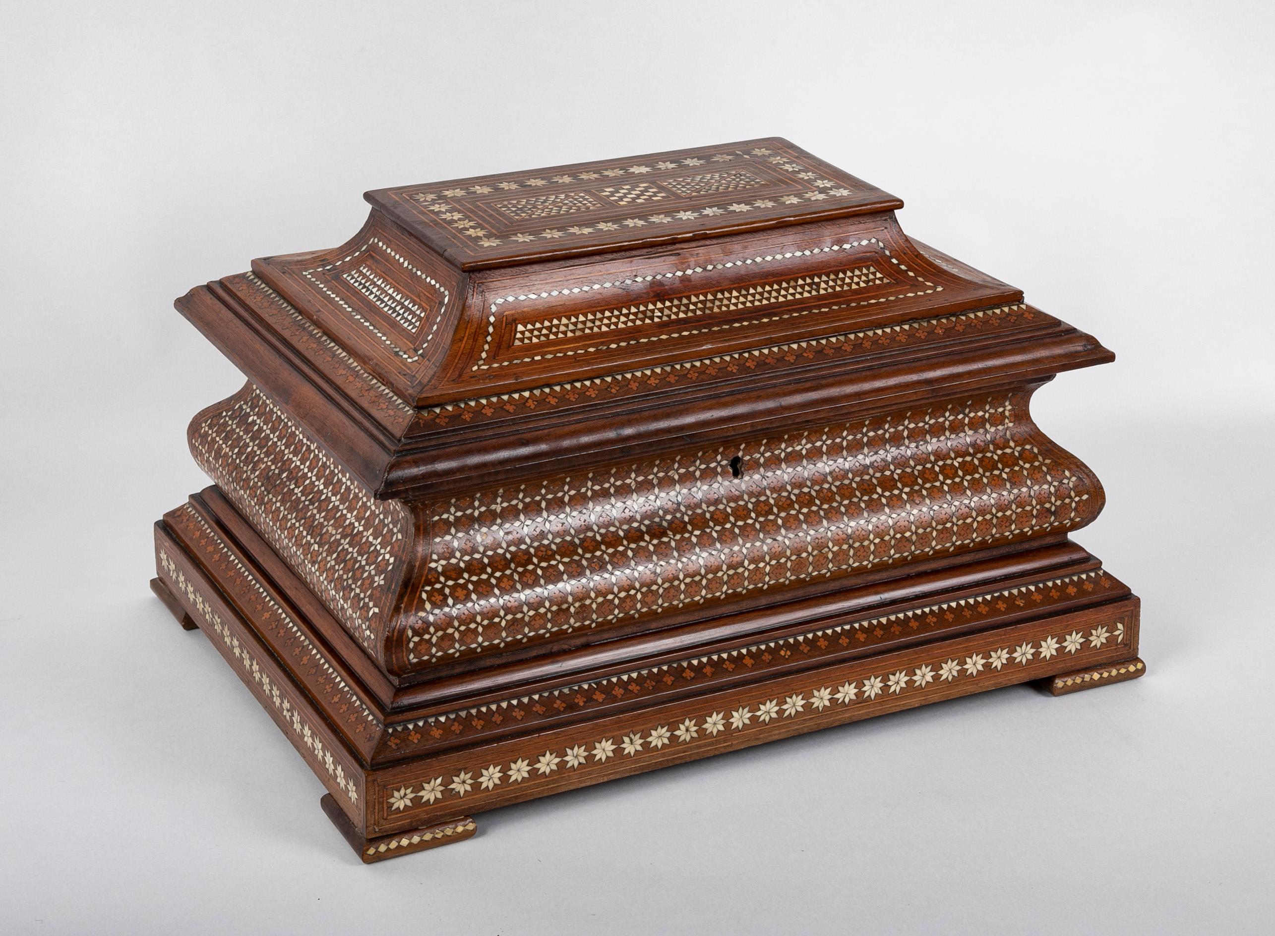 Cercueil anglo-indien en bois dur du 19e siècle avec incrustation d'os.  Inde.