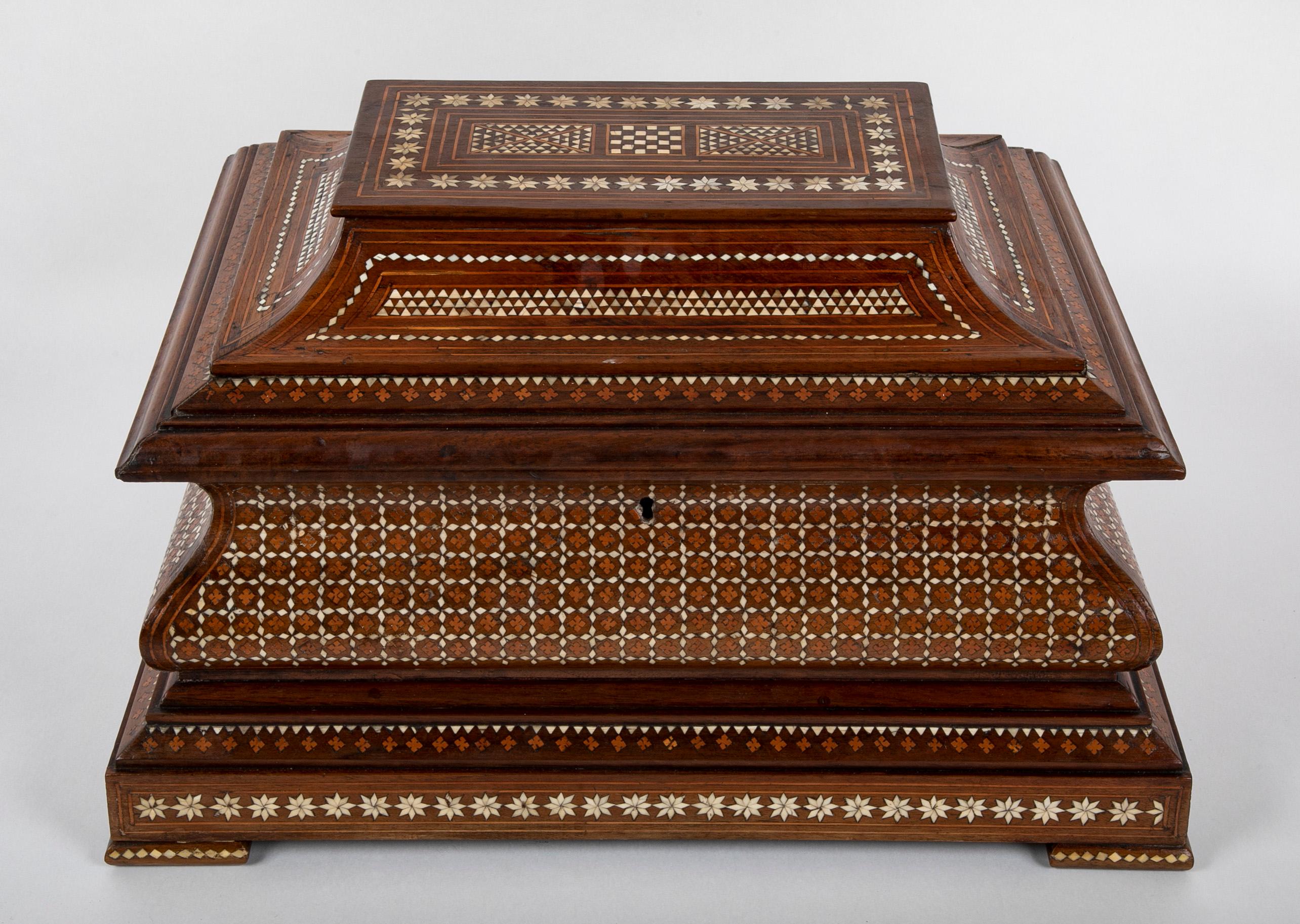 Anglo-Indian Hardwood Casket with Bone Inlay In Good Condition For Sale In Stamford, CT